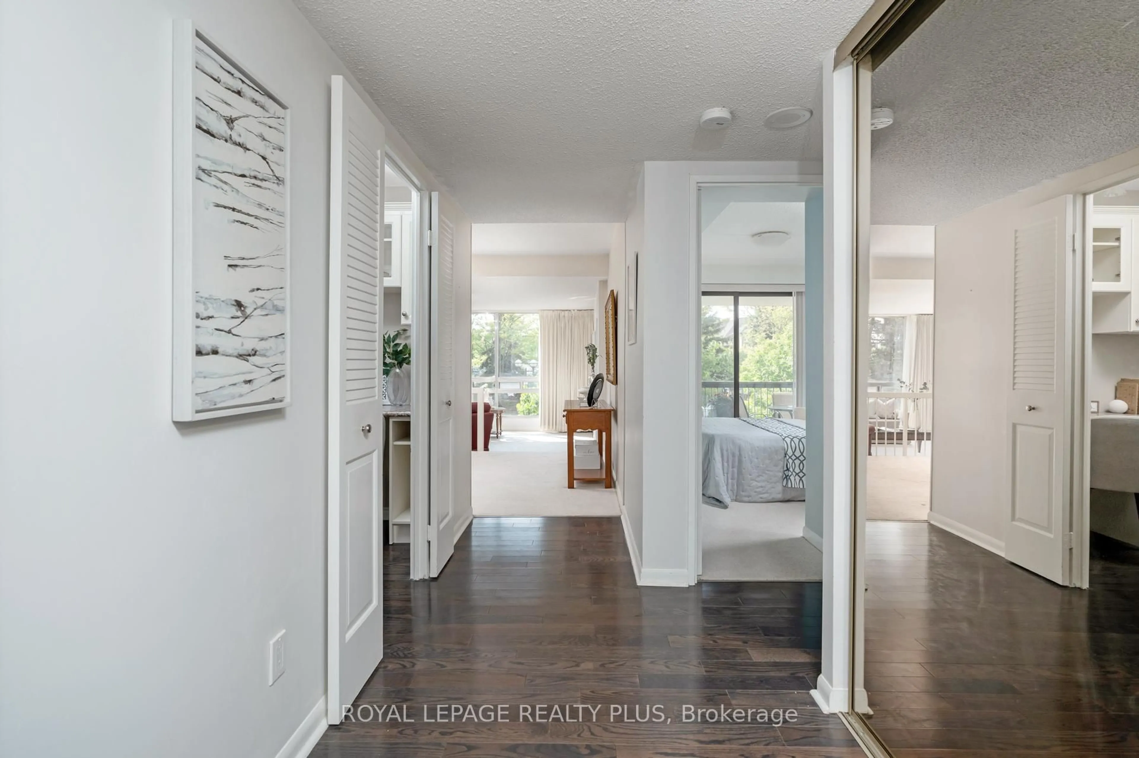 Indoor entryway for 2185 Marine Dr #206, Oakville Ontario L6L 5L6
