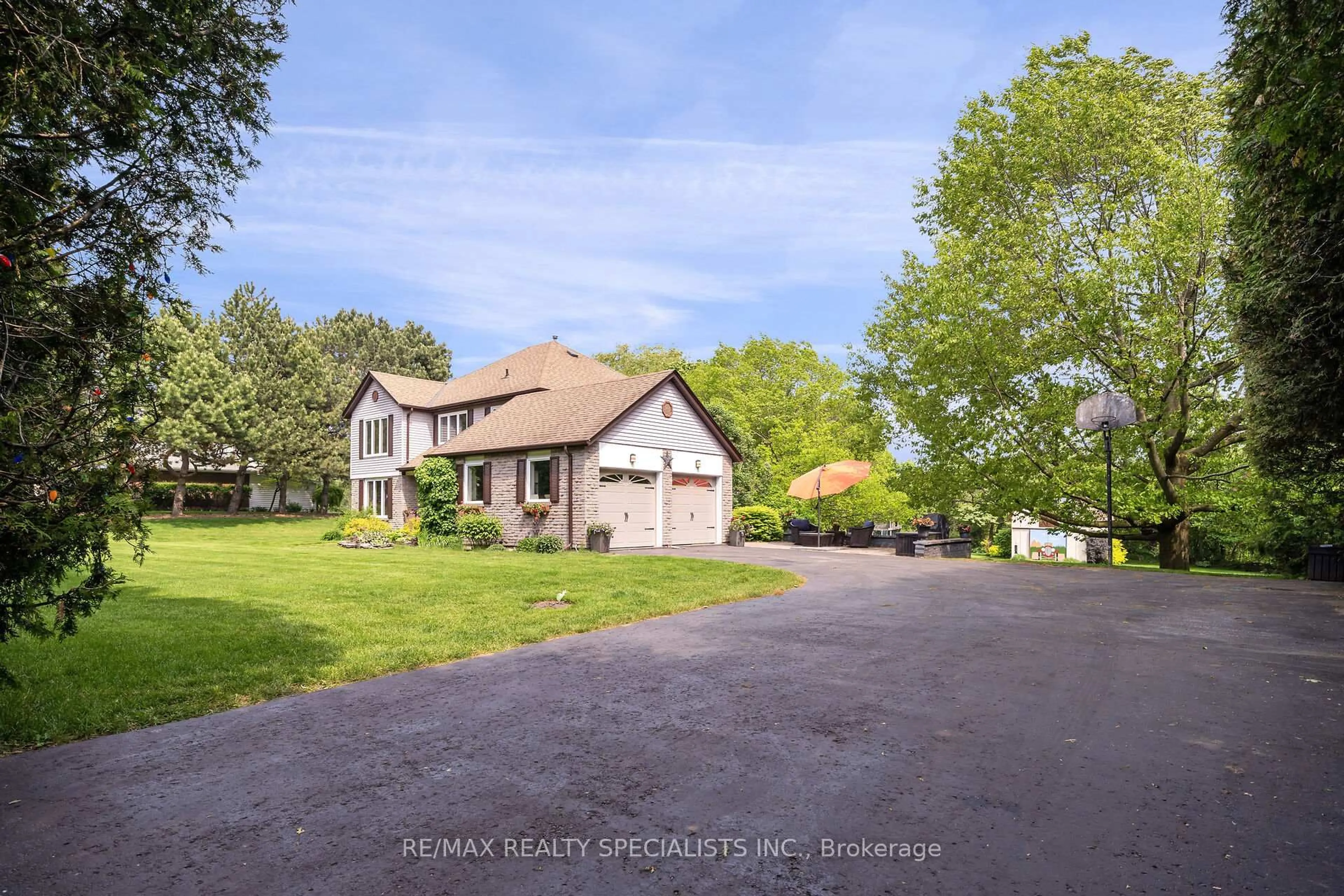 A pic from outside/outdoor area/front of a property/back of a property/a pic from drone, water/lake/river/ocean view for 30 Autumn Dr, Caledon Ontario L7K 0T8
