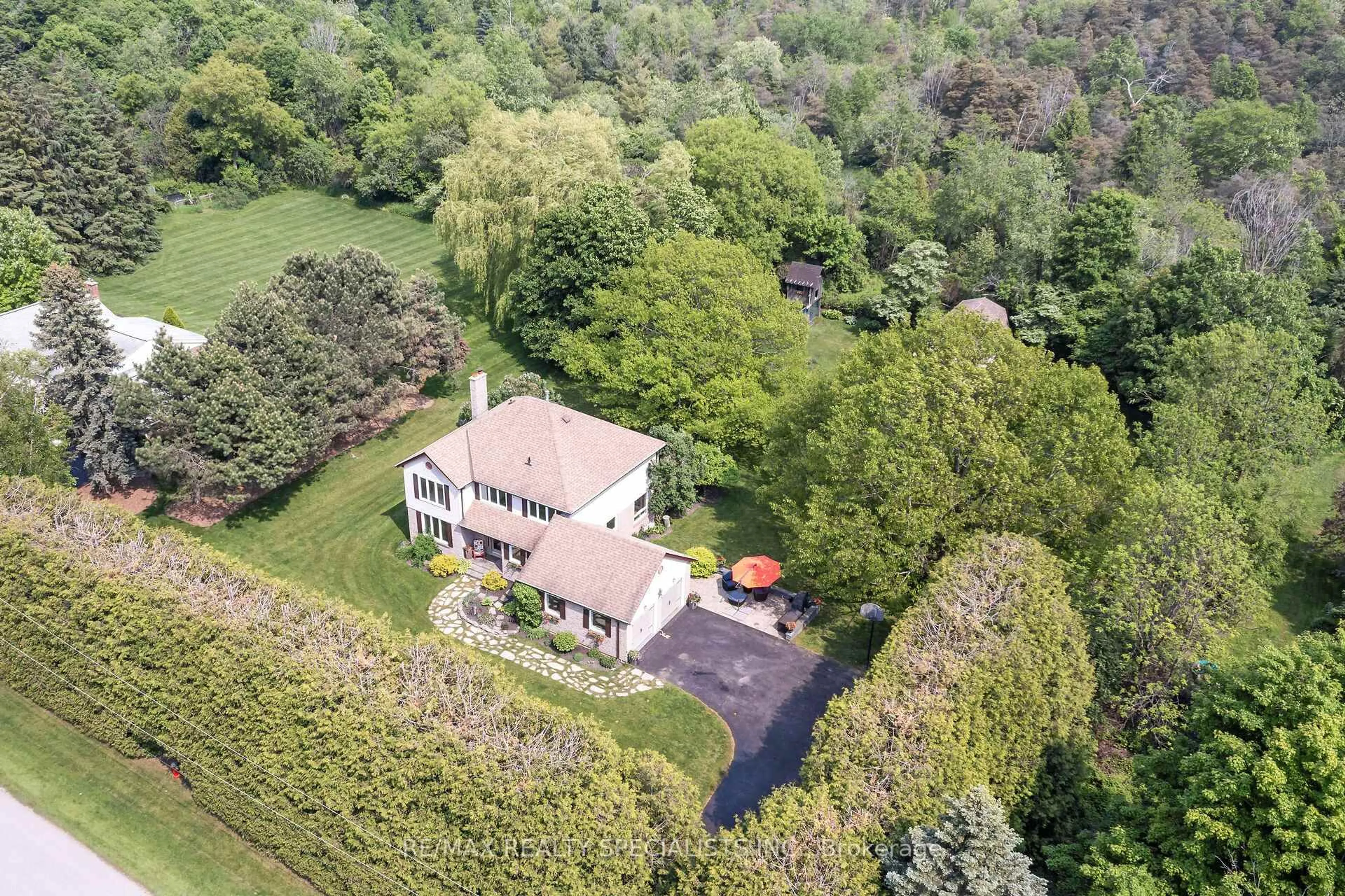 A pic from outside/outdoor area/front of a property/back of a property/a pic from drone, unknown for 30 Autumn Dr, Caledon Ontario L7K 0T8