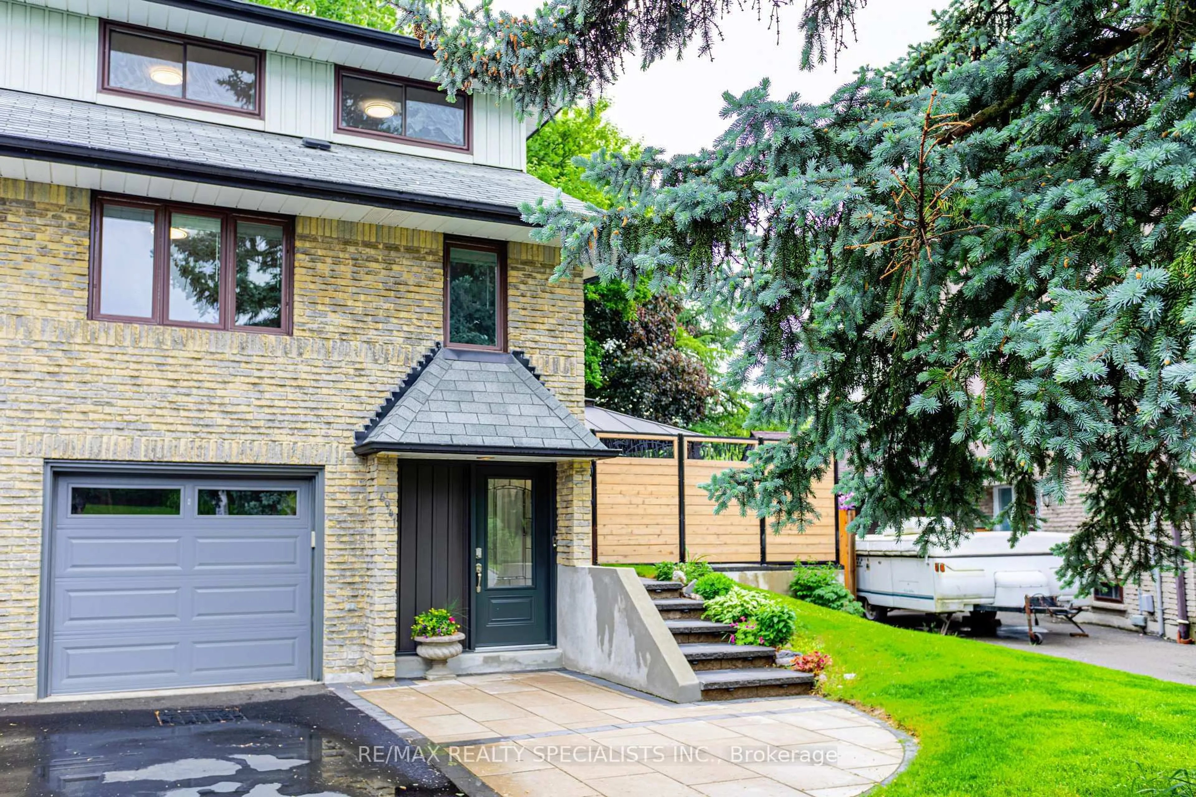 Home with brick exterior material, street for 6941 Cherbourg Gdns, Mississauga Ontario L5N 1M9
