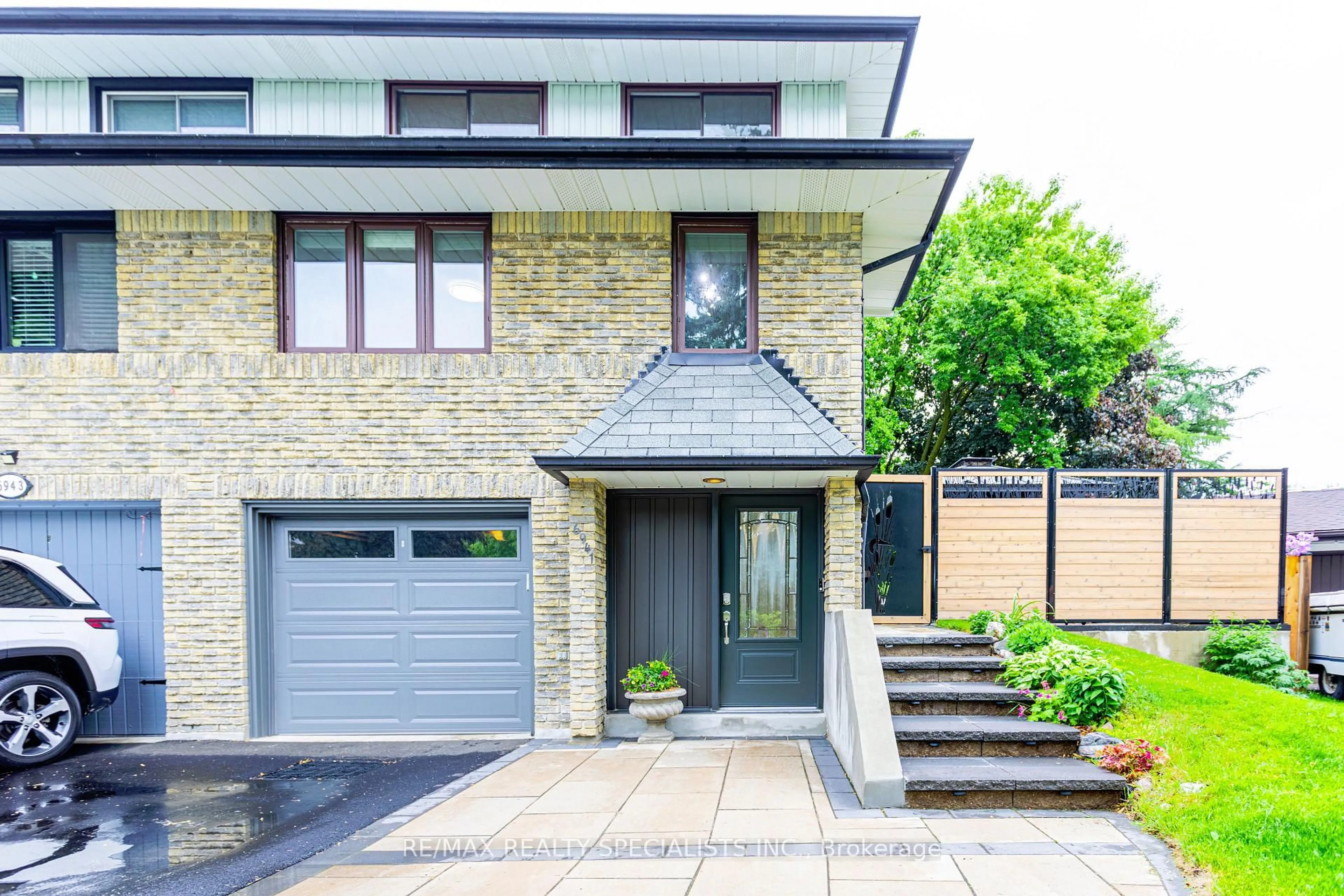 Home with brick exterior material, street for 6941 Cherbourg Gdns, Mississauga Ontario L5N 1M9
