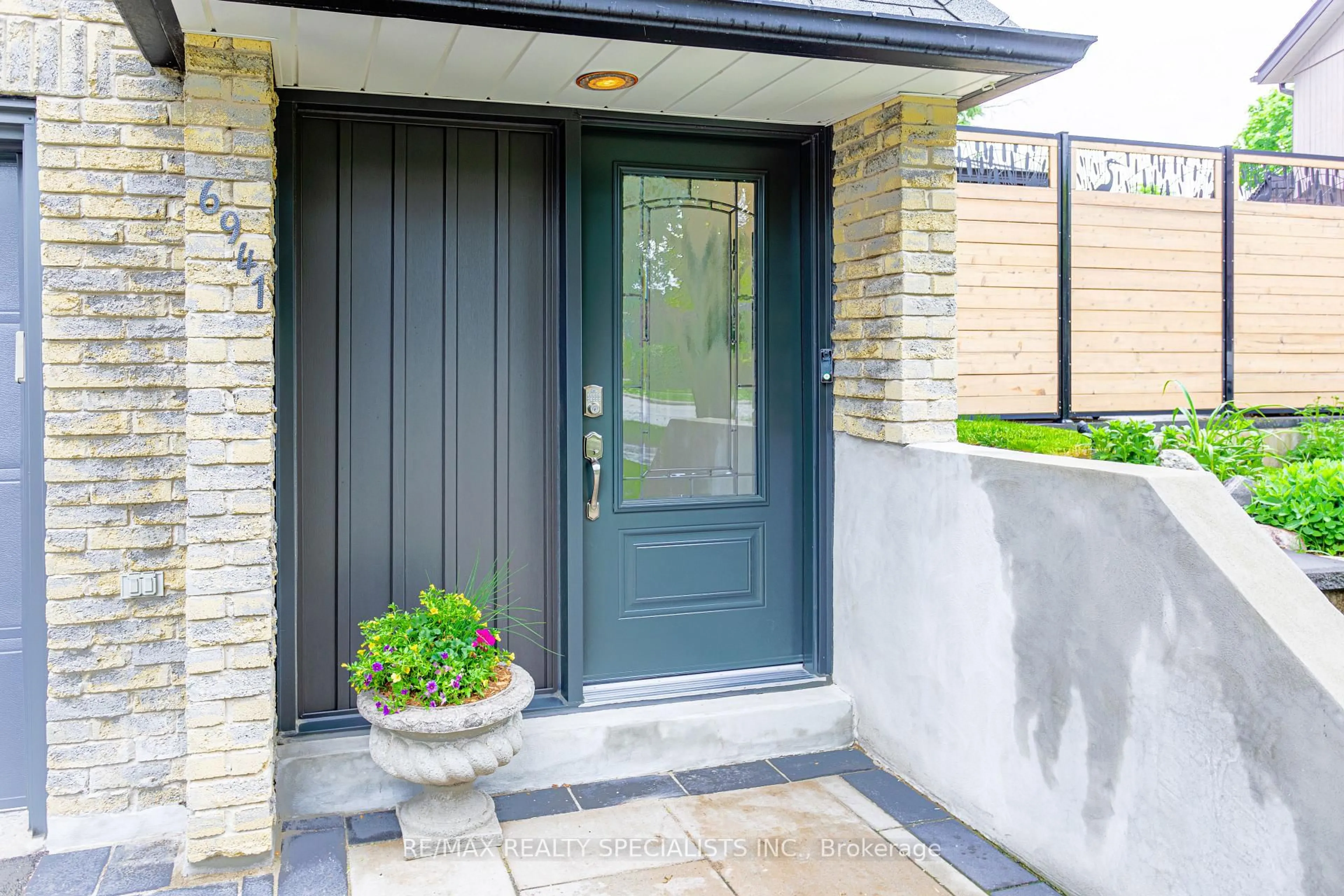 Indoor entryway for 6941 Cherbourg Gdns, Mississauga Ontario L5N 1M9