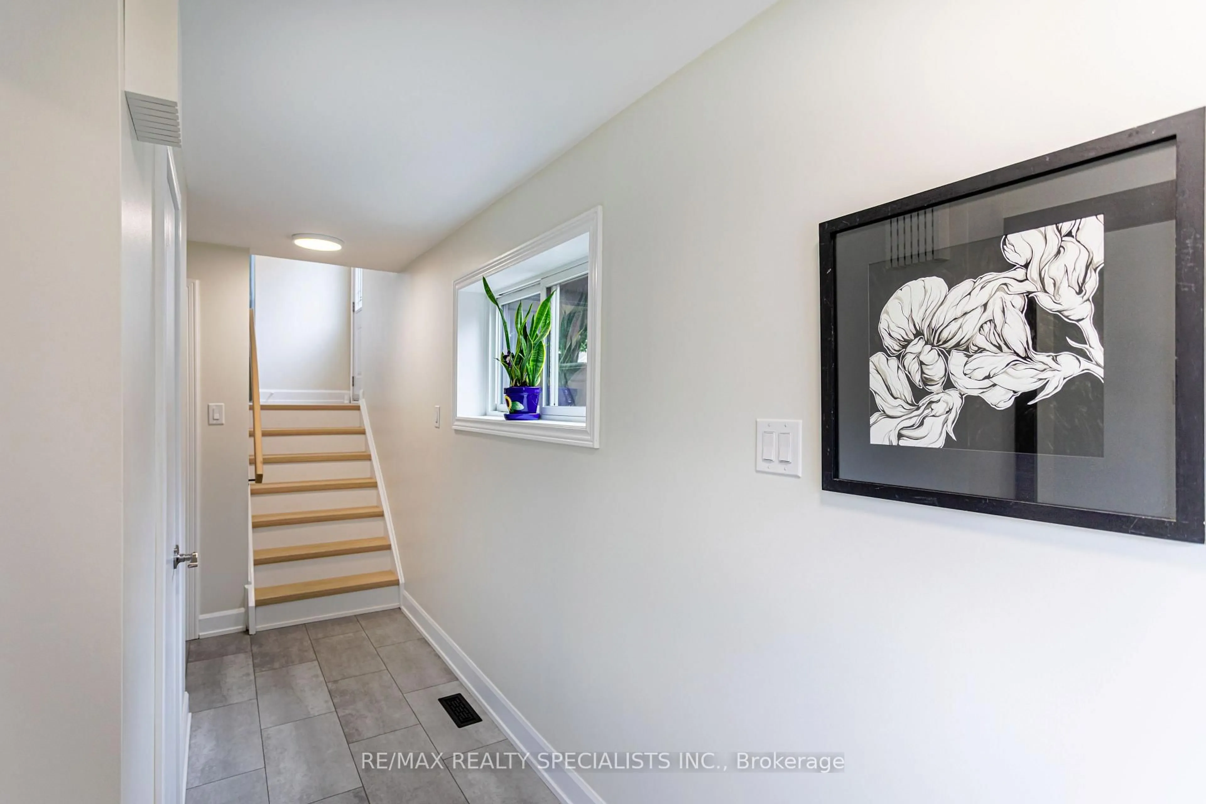 Indoor entryway for 6941 Cherbourg Gdns, Mississauga Ontario L5N 1M9