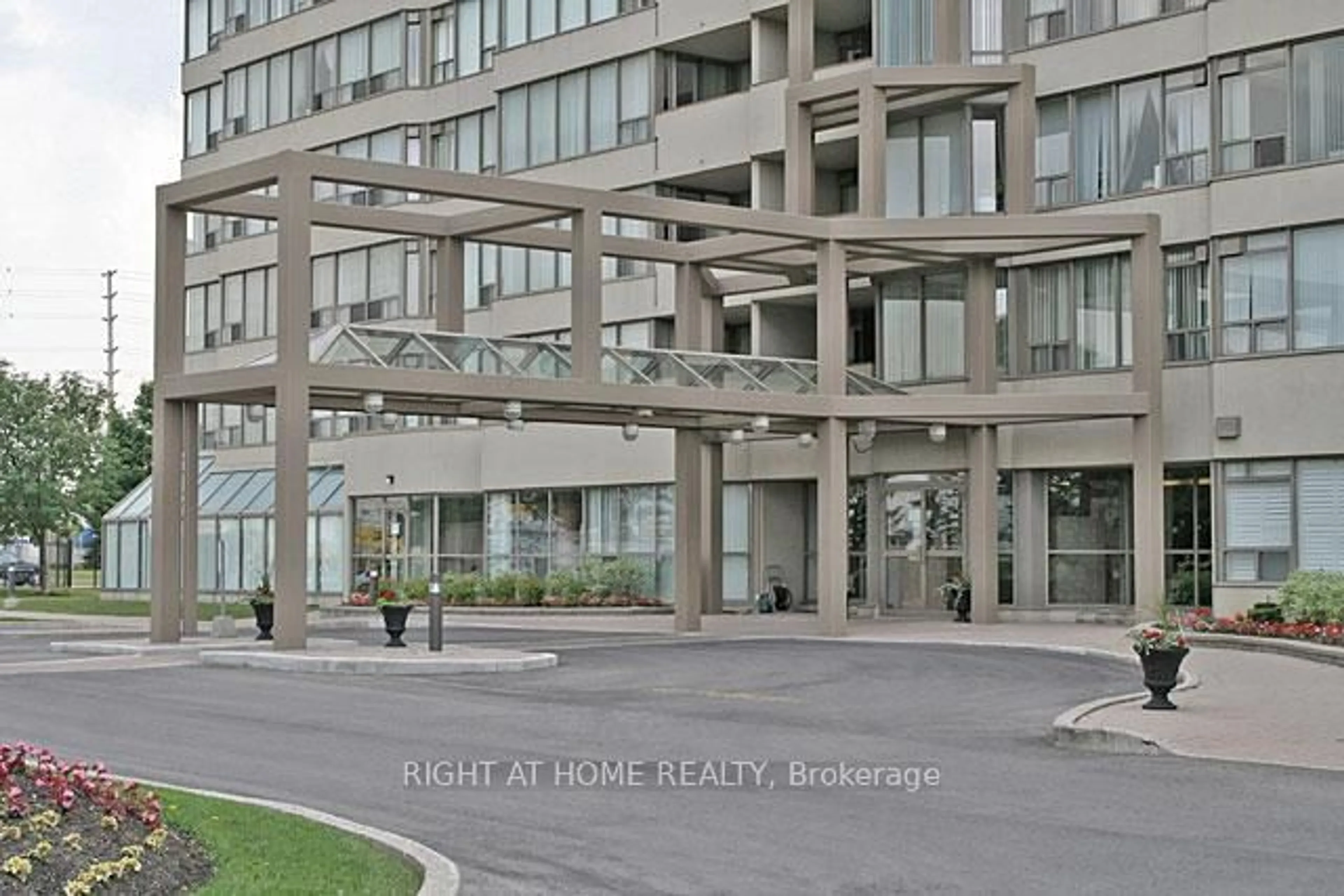 Indoor foyer for 700 Constellation Dr #1805, Mississauga Ontario L5R 3G8