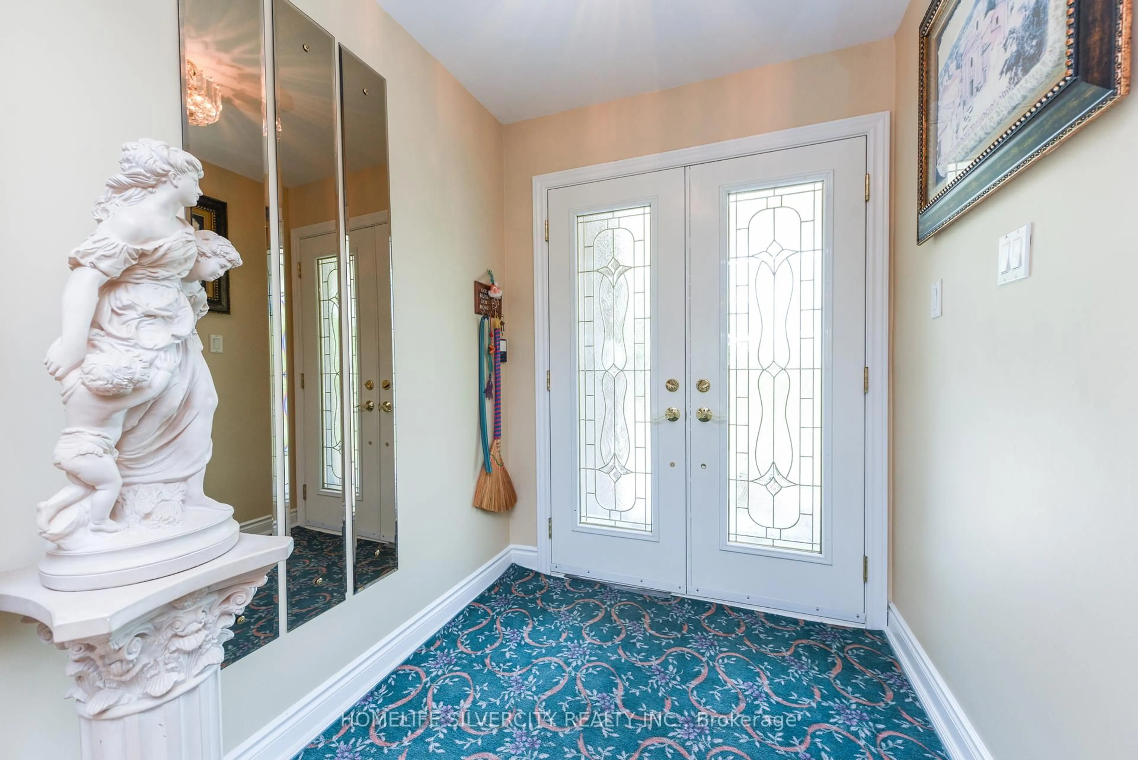 Indoor entryway for 7506 Middleshire Rd, Mississauga Ontario L4T 3S2