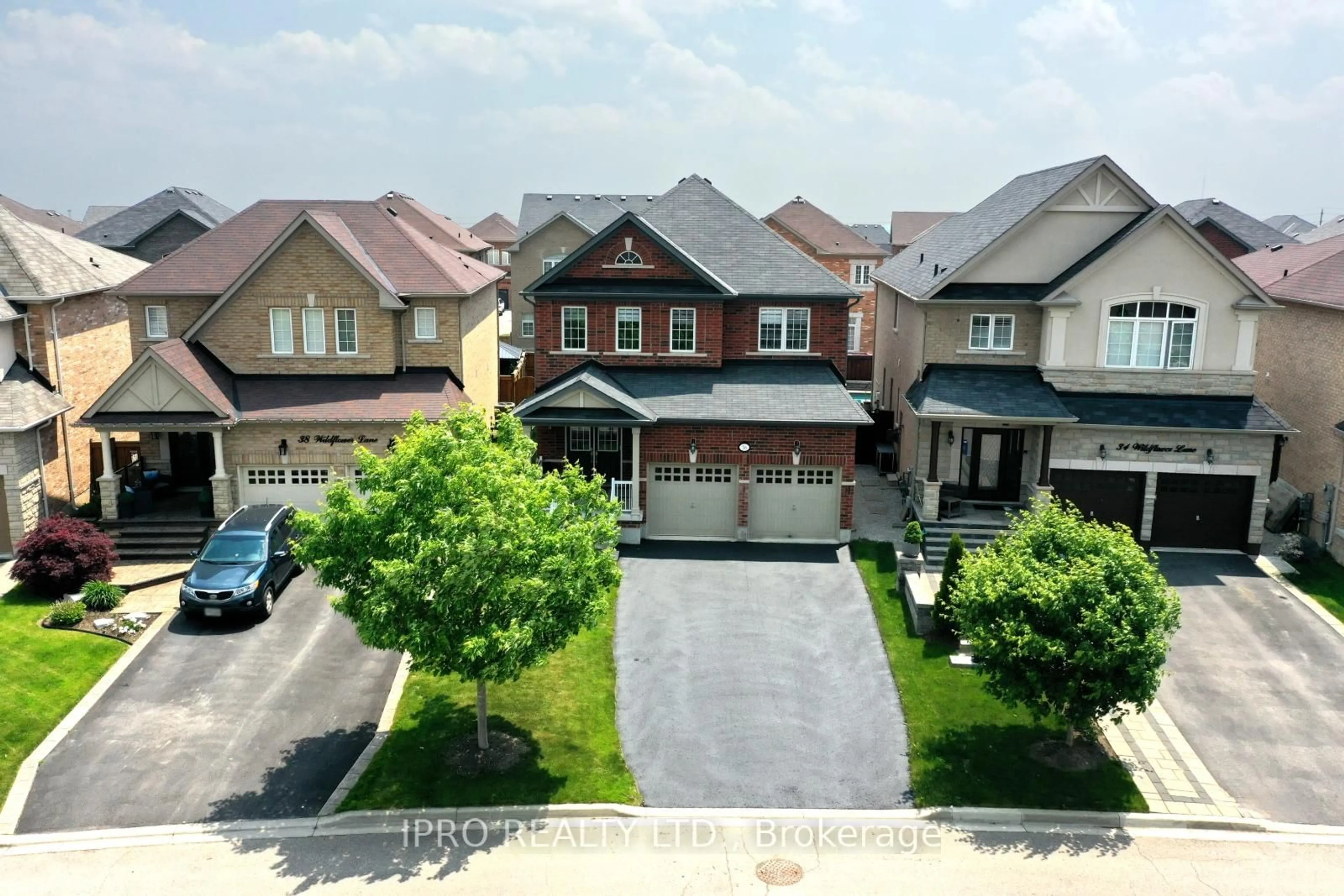 A pic from outside/outdoor area/front of a property/back of a property/a pic from drone, street for 36 Wildflower Lane, Halton Hills Ontario L7G 0H8