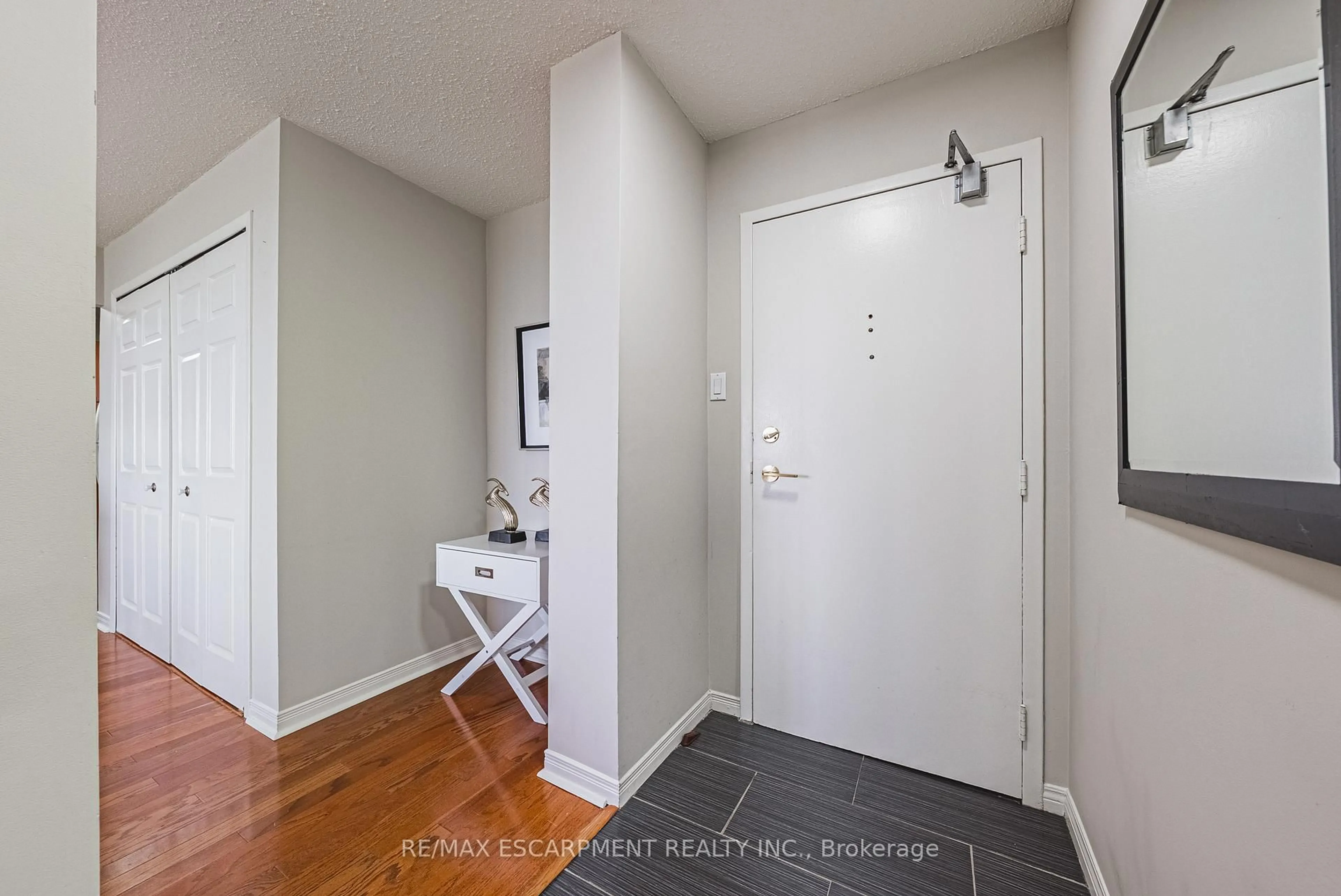 Indoor entryway for 2055 Upper Middle Rd #1706, Burlington Ontario L7P 3P4