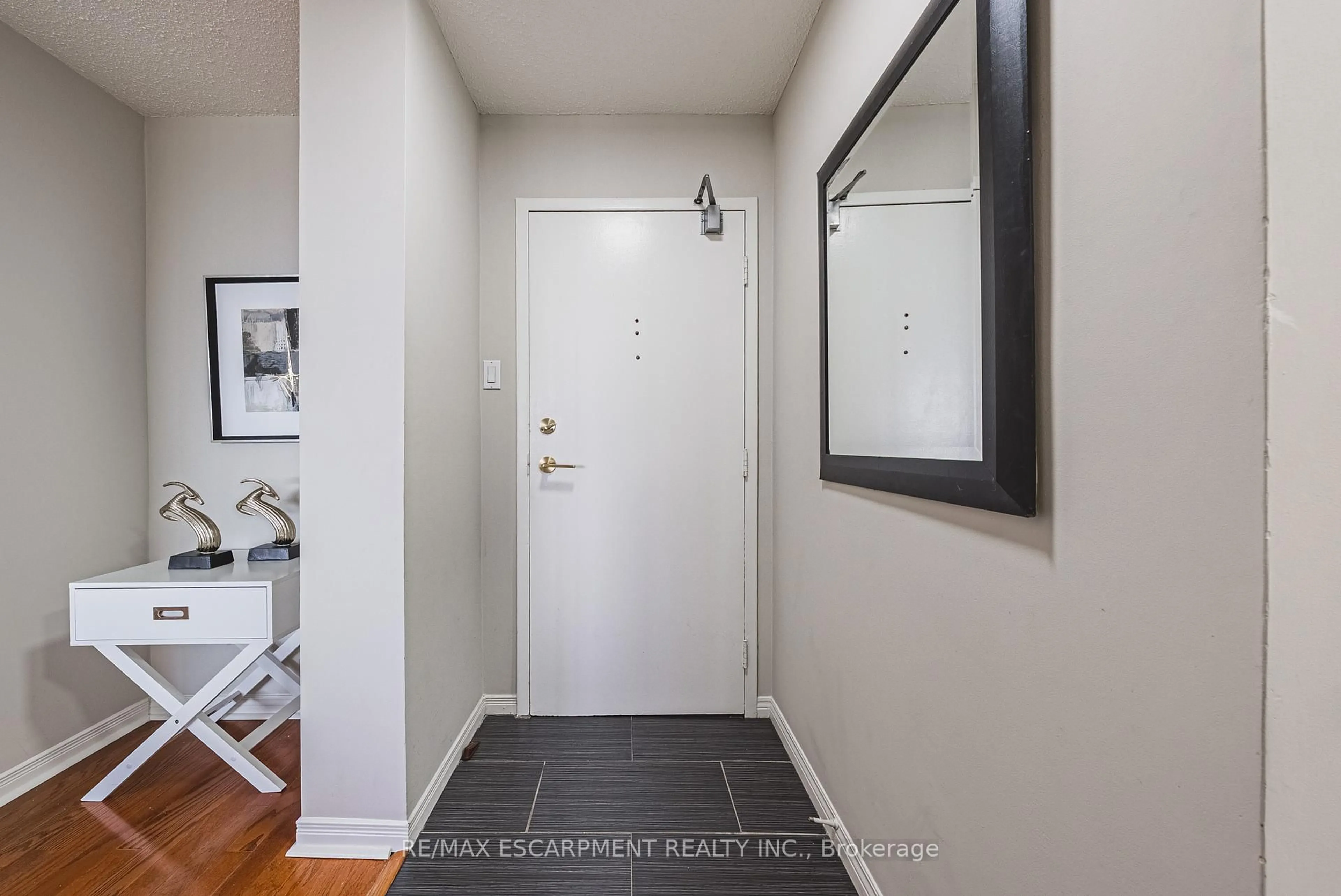 Indoor entryway for 2055 Upper Middle Rd #1706, Burlington Ontario L7P 3P4