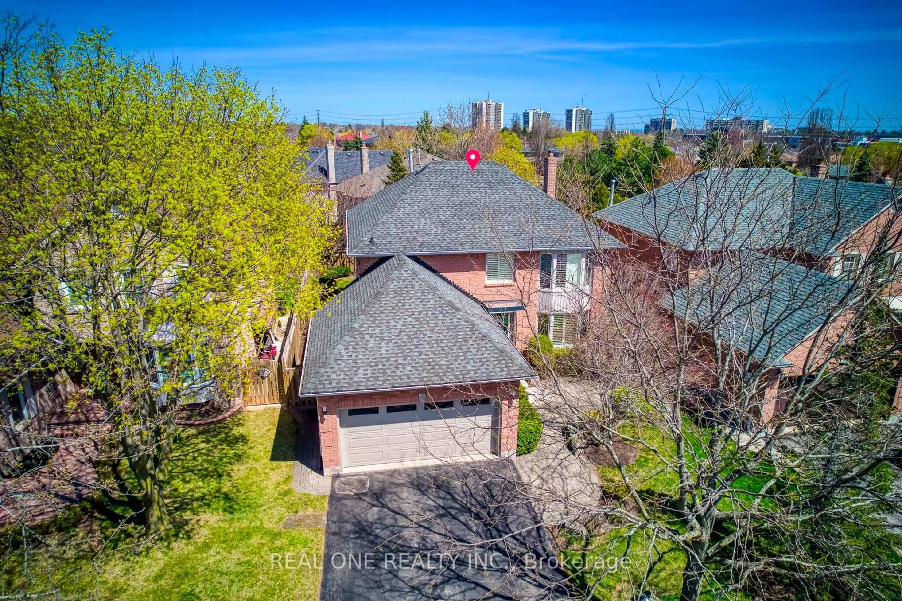 A pic from outside/outdoor area/front of a property/back of a property/a pic from drone, street for 2075 Banbury Cres, Oakville Ontario L6H 5P8