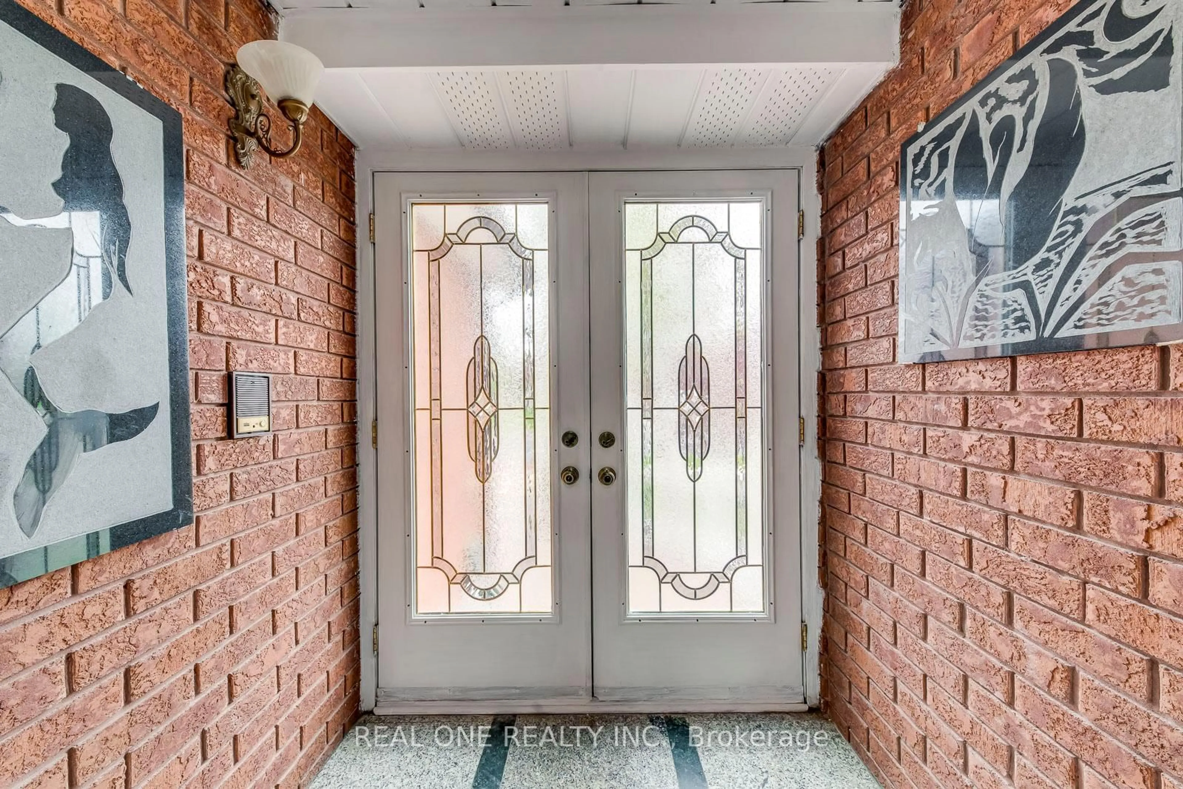 Indoor entryway for 403 Glenashton Dr, Oakville Ontario L6H 4V7