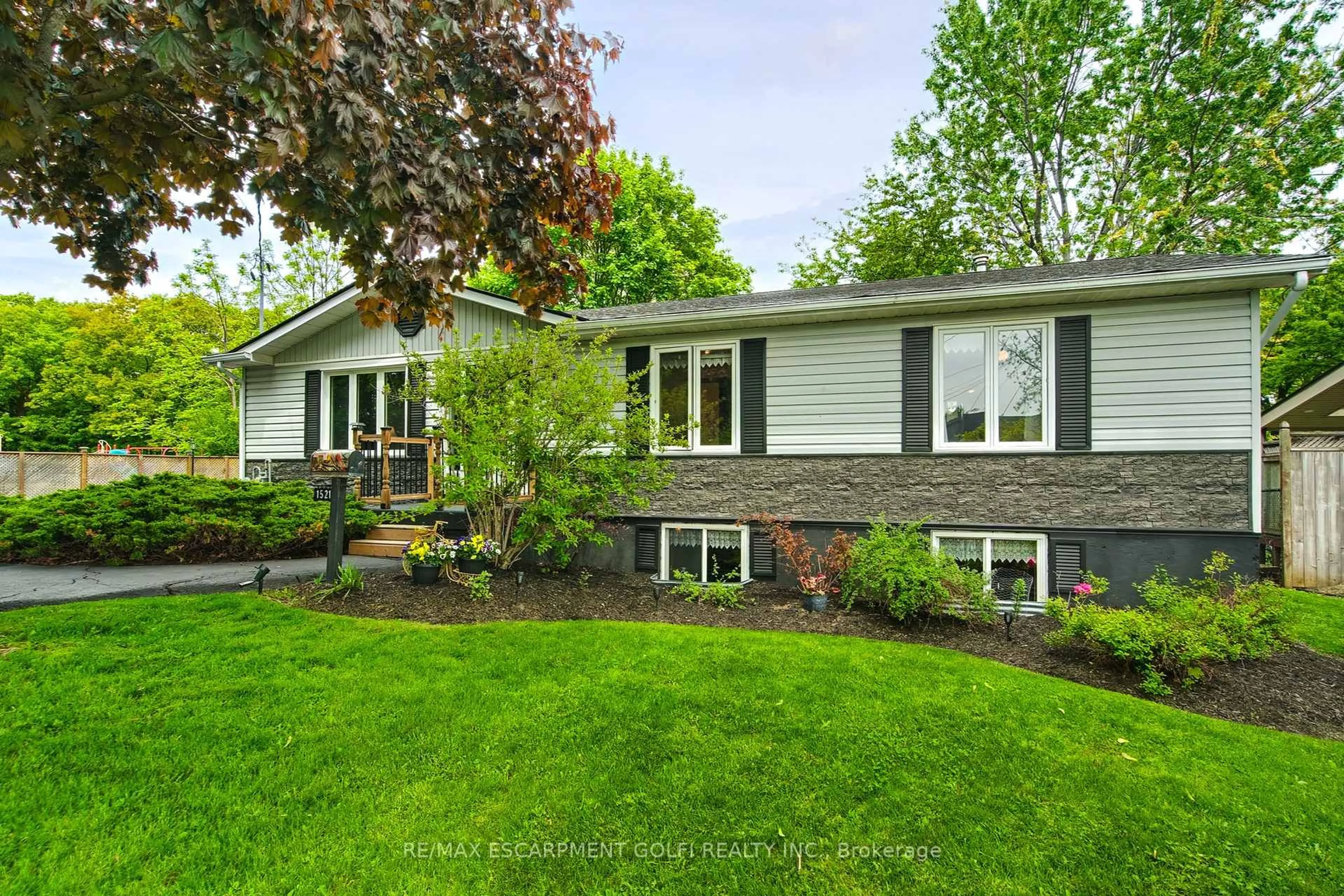 Home with vinyl exterior material, street for 1521 Norwood Ave, Burlington Ontario L7T 1V9