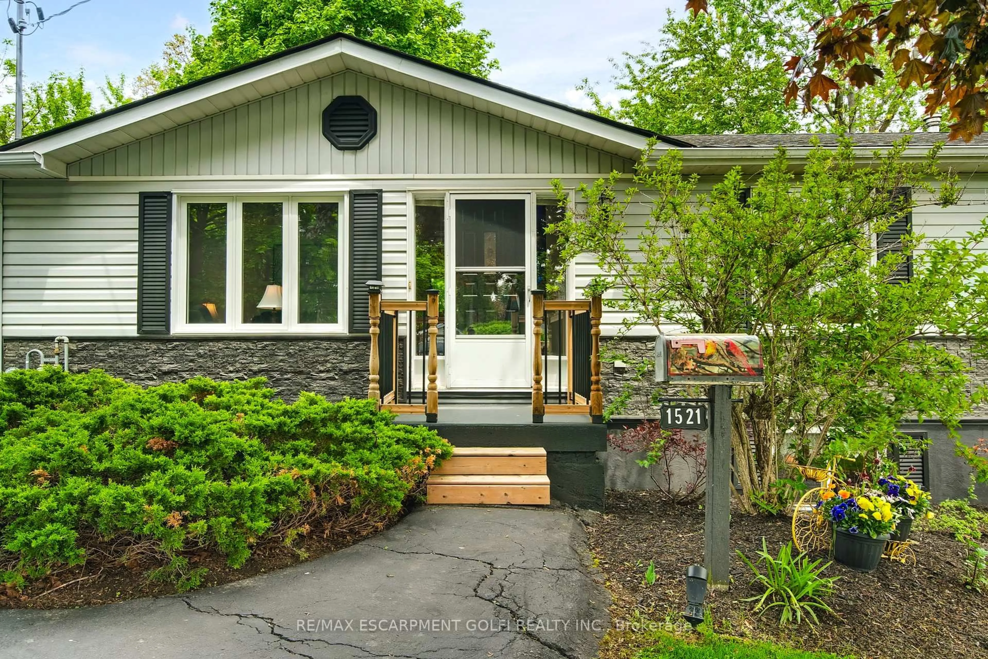 Home with vinyl exterior material, street for 1521 Norwood Ave, Burlington Ontario L7T 1V9