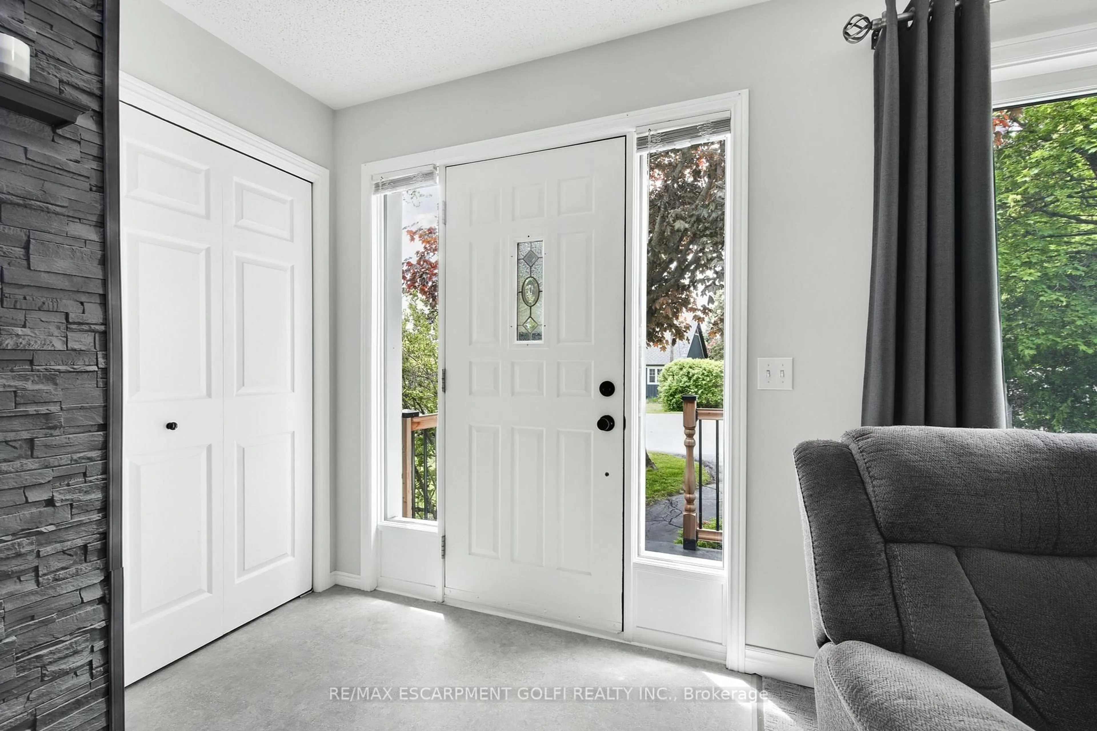 Indoor entryway for 1521 Norwood Ave, Burlington Ontario L7T 1V9