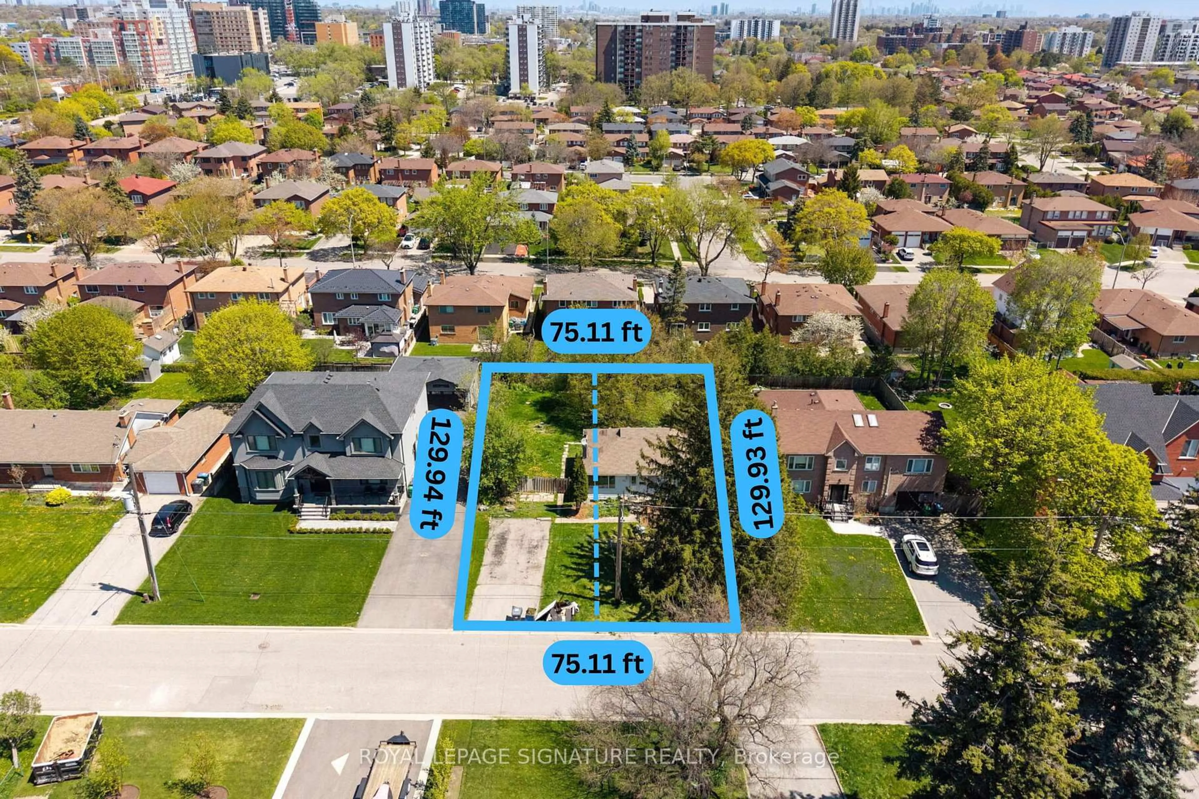 A pic from outside/outdoor area/front of a property/back of a property/a pic from drone, street for 2561 Whaley Dr, Mississauga Ontario L5B 1X1