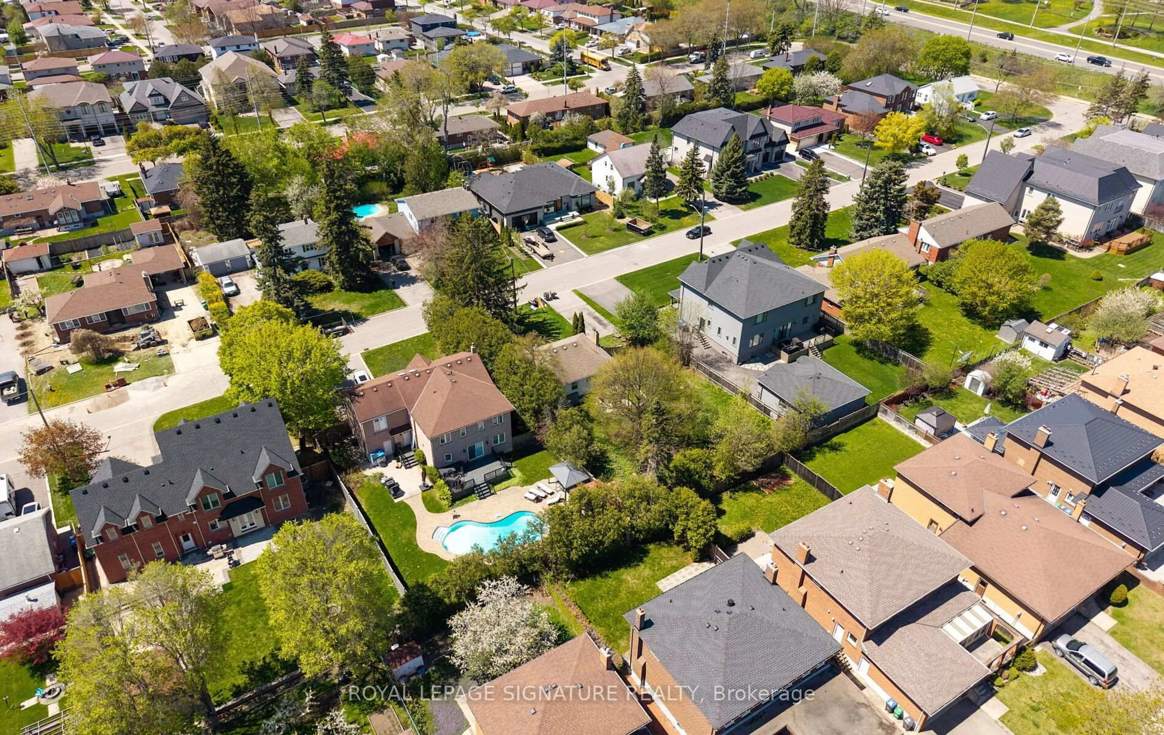 A pic from outside/outdoor area/front of a property/back of a property/a pic from drone, street for 2561 Whaley Dr, Mississauga Ontario L5B 1X1