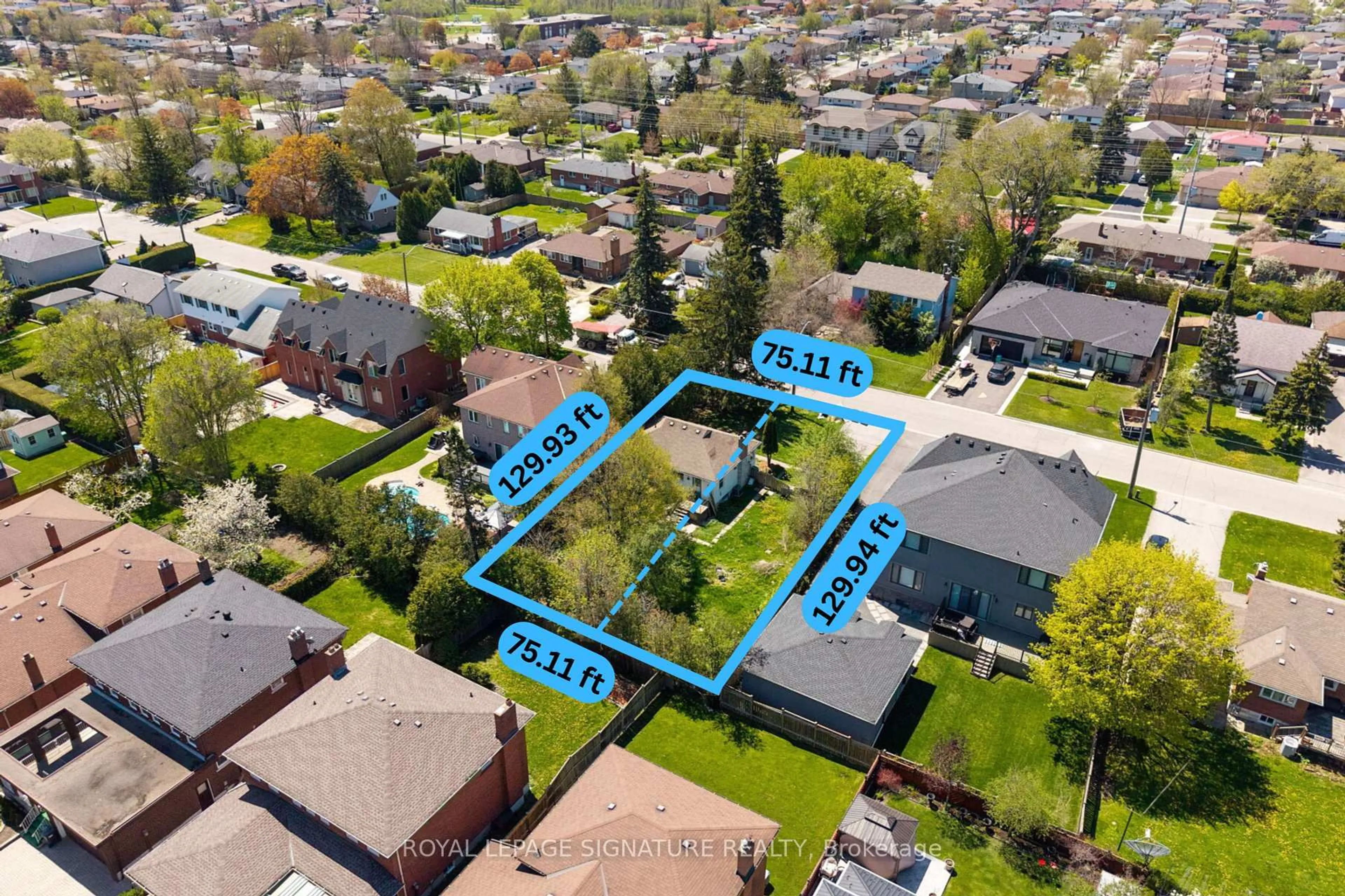 A pic from outside/outdoor area/front of a property/back of a property/a pic from drone, street for 2561 Whaley Dr, Mississauga Ontario L5B 1X1
