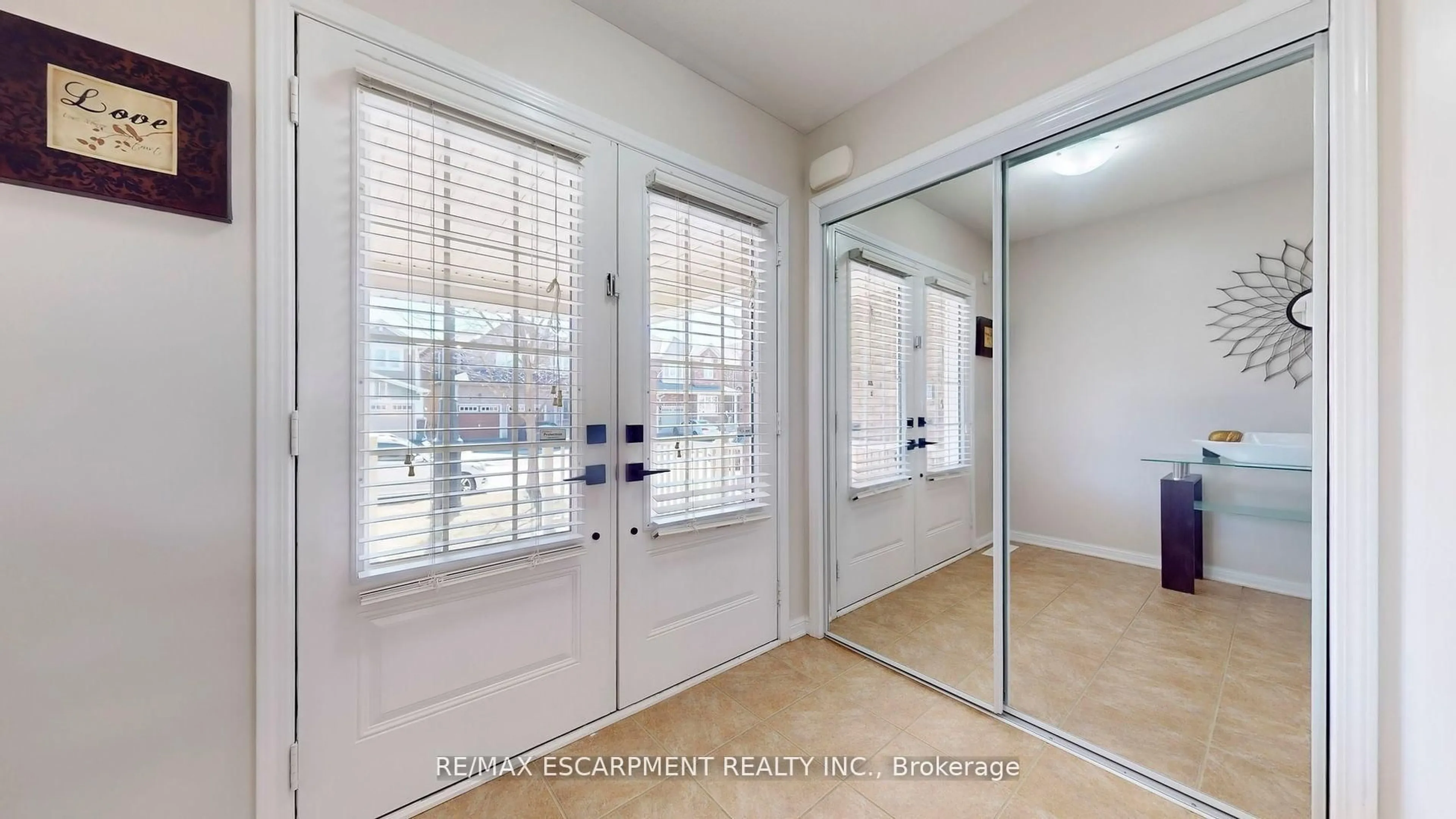 Indoor entryway for 37 Arkwright Dr, Brampton Ontario L7A 0V2