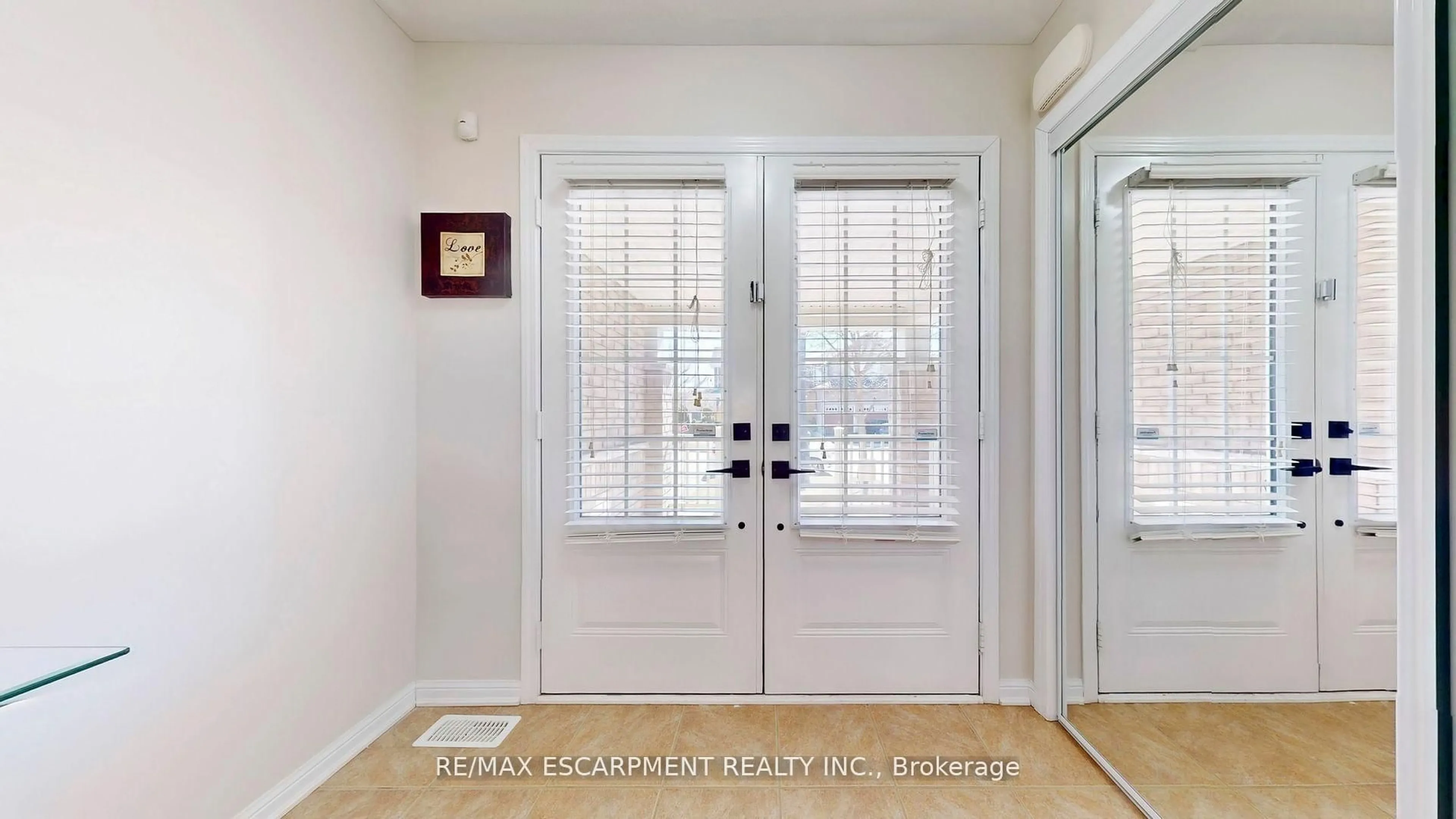 Indoor entryway for 37 Arkwright Dr, Brampton Ontario L7A 0V2