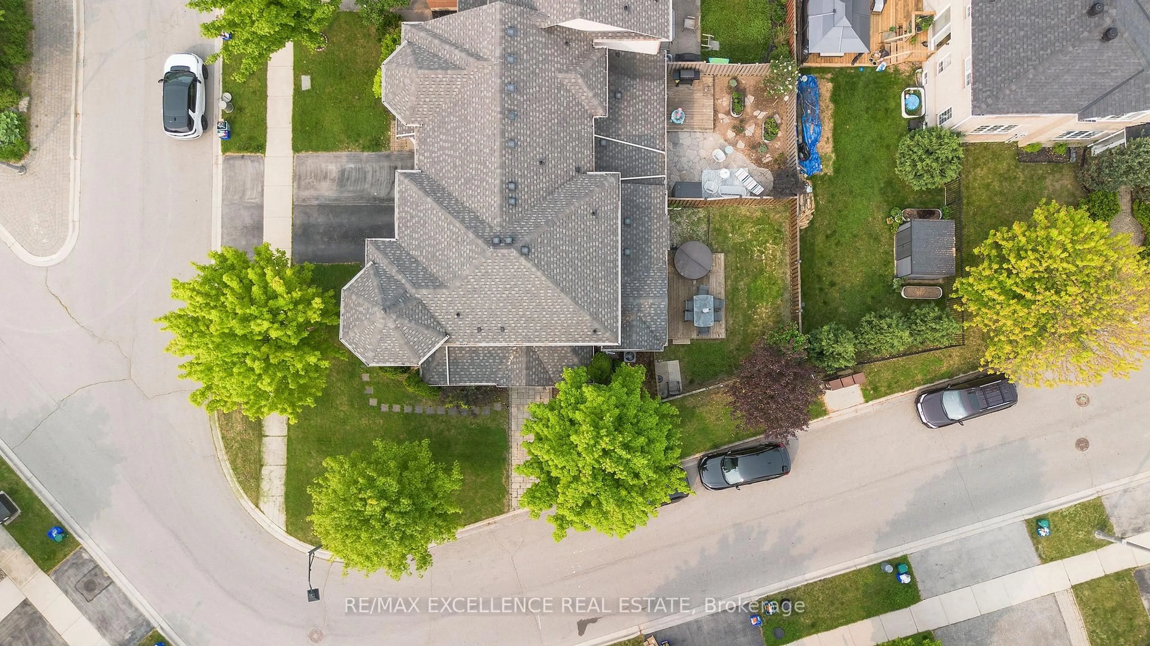 A pic from outside/outdoor area/front of a property/back of a property/a pic from drone, street for 2220 Amberglen Crt, Oakville Ontario L6M 4W8