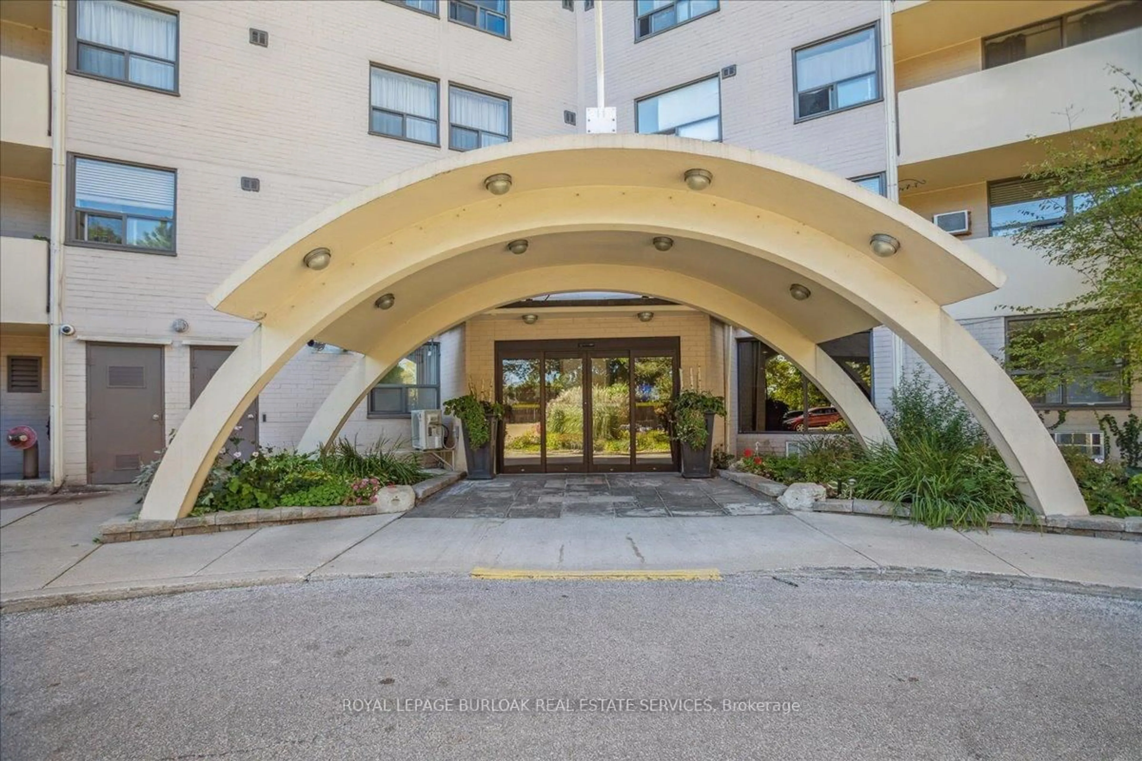 Indoor foyer for 700 Dynes Rd #206, Burlington Ontario L7N 3M2