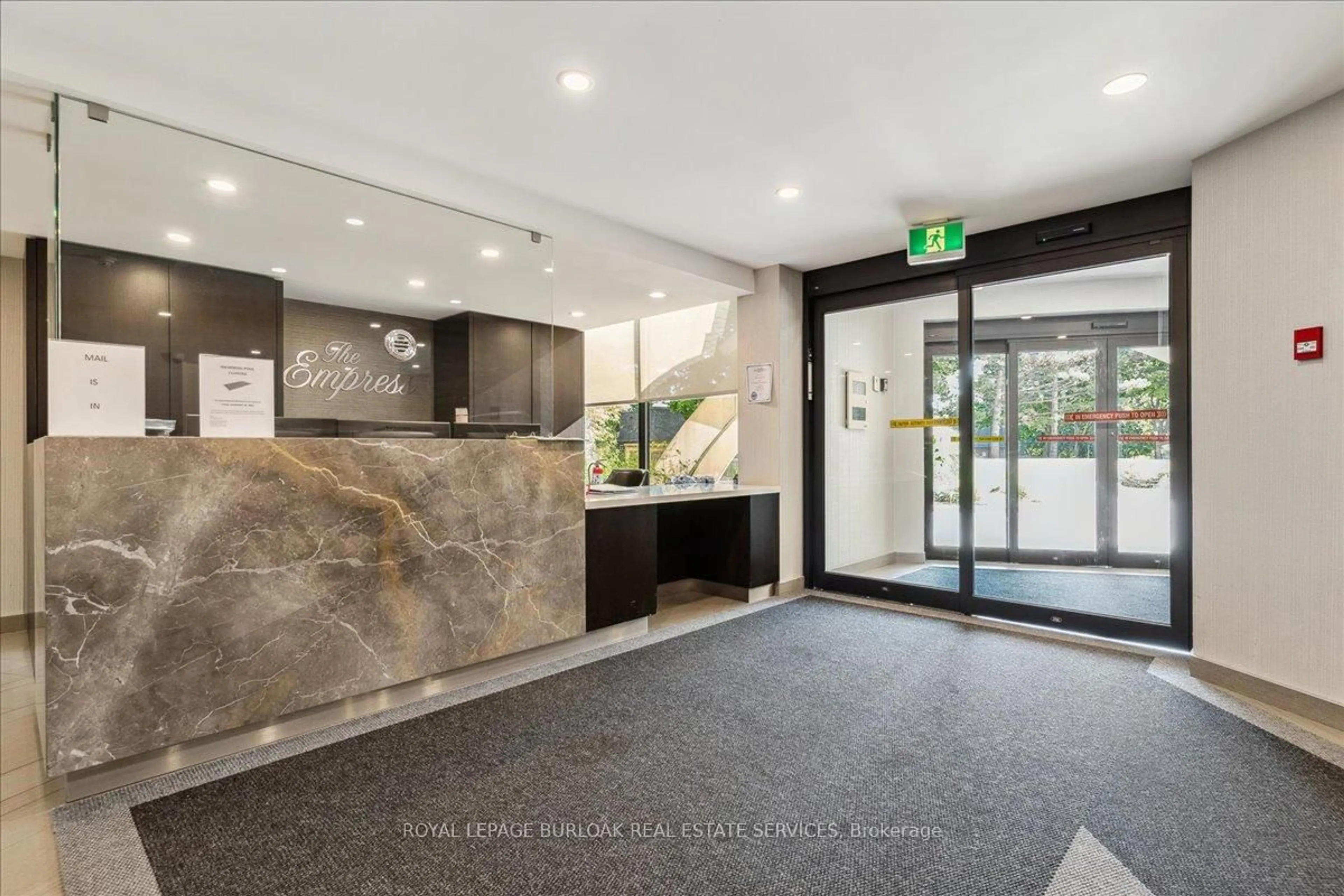 Indoor foyer for 700 Dynes Rd #206, Burlington Ontario L7N 3M2