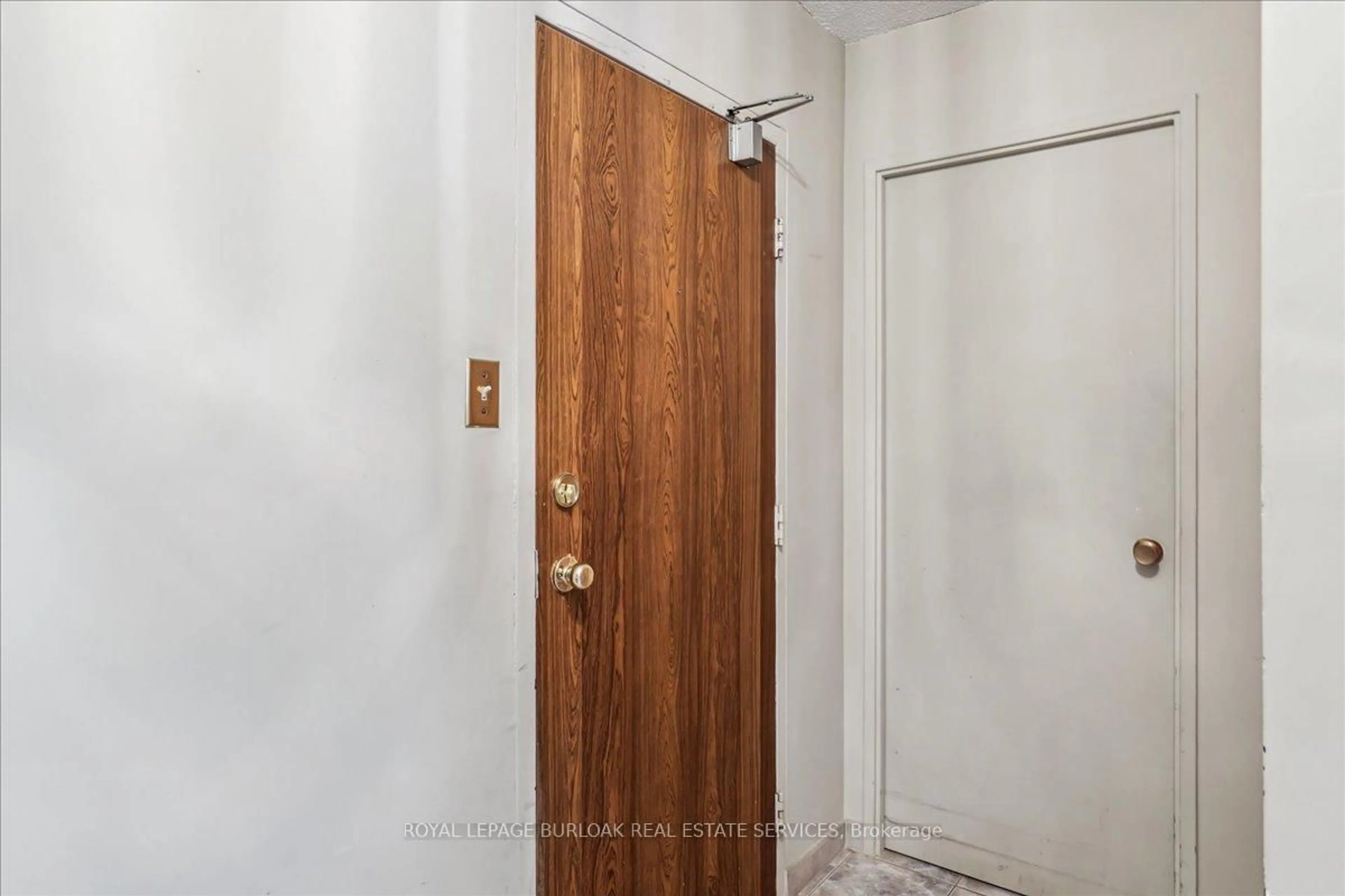 Indoor entryway for 700 Dynes Rd #206, Burlington Ontario L7N 3M2
