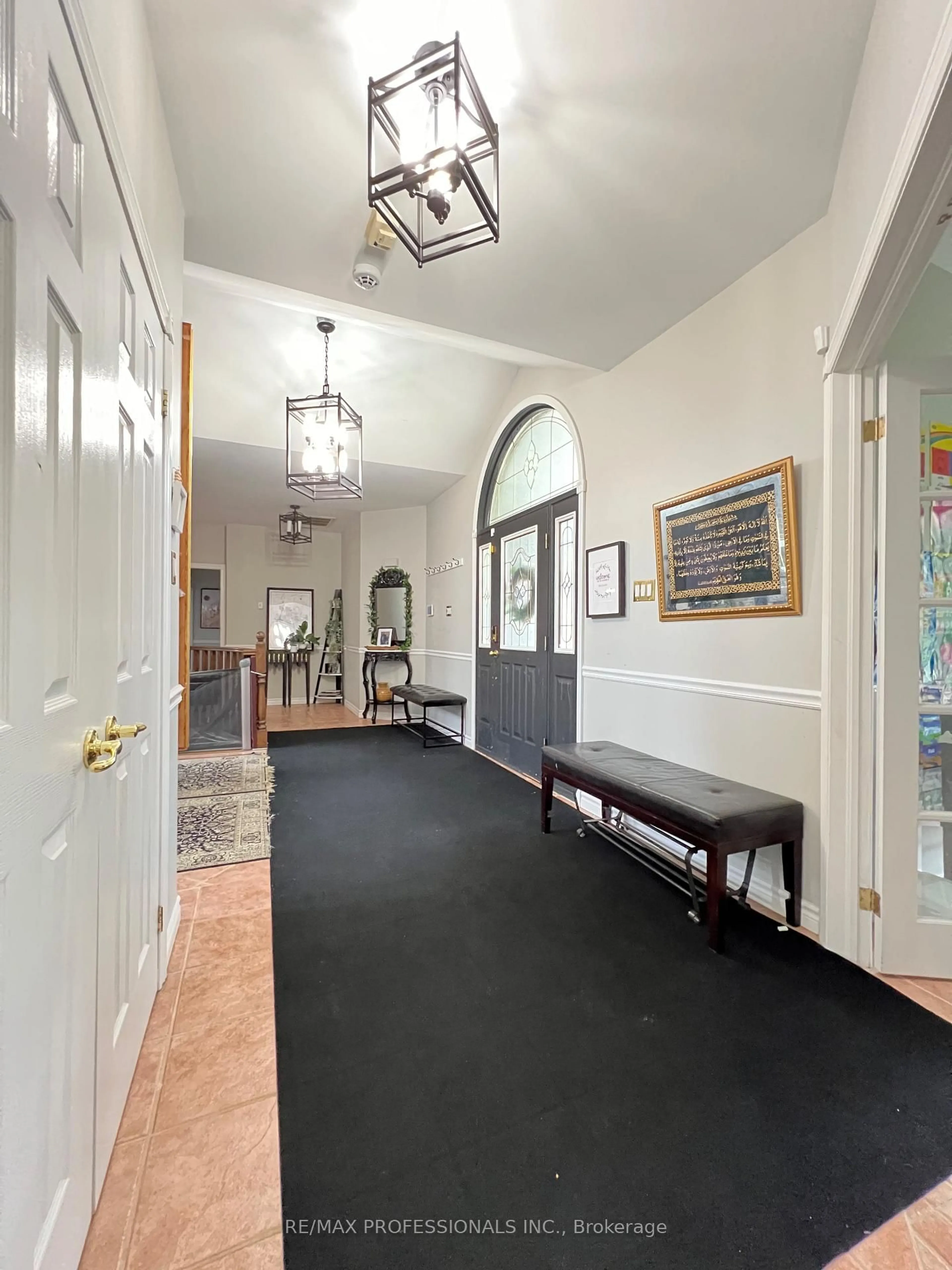 Indoor foyer for 12 Deer Run Cres, Halton Hills Ontario L7J 2L7