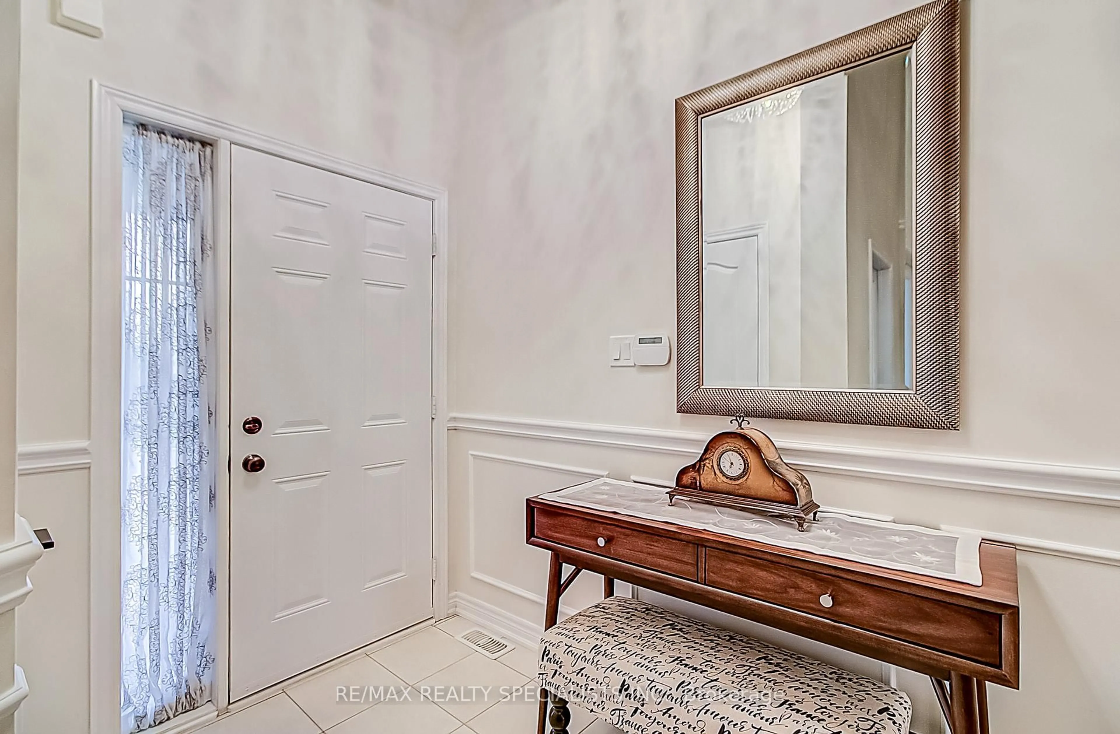 Indoor entryway for 14 Alamode Rd, Brampton Ontario L6R 3Z8