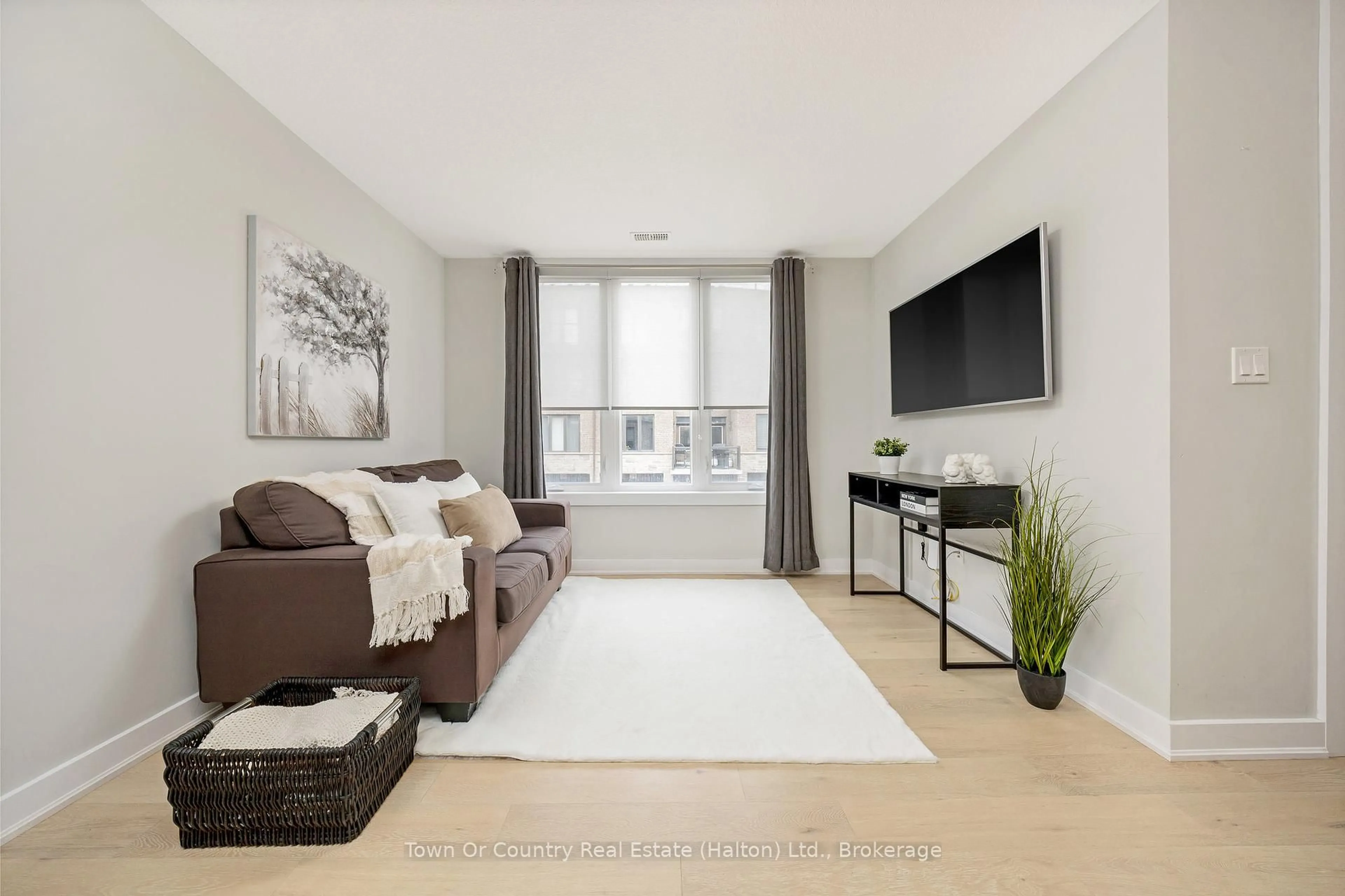 Living room with furniture, unknown for 445 Ontario St #142, Milton Ontario L9T 9K4