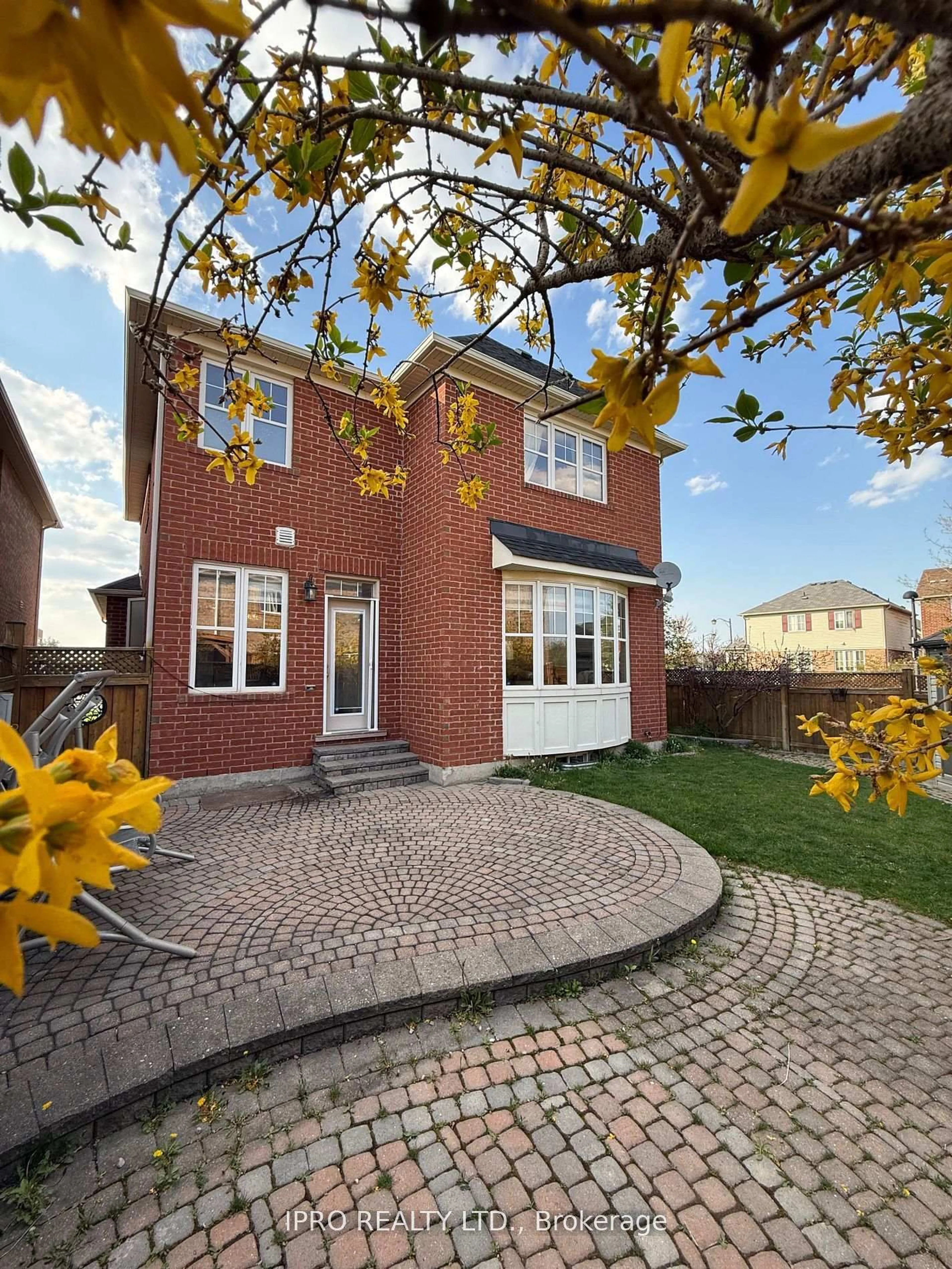 A pic from outside/outdoor area/front of a property/back of a property/a pic from drone, street for 730 Bolingbroke Dr, Milton Ontario L9T 6Z3