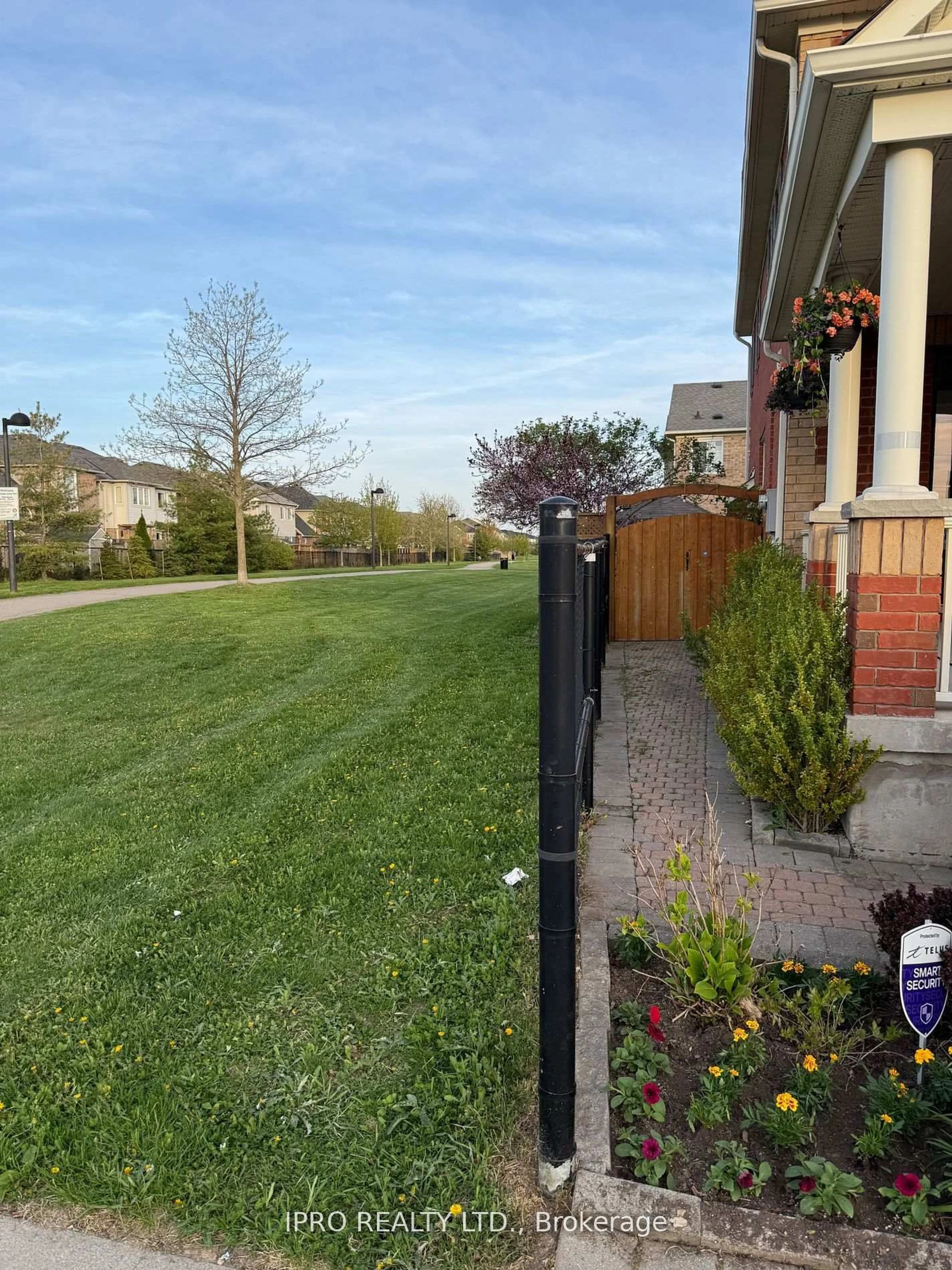 A pic from outside/outdoor area/front of a property/back of a property/a pic from drone, street for 730 Bolingbroke Dr, Milton Ontario L9T 6Z3