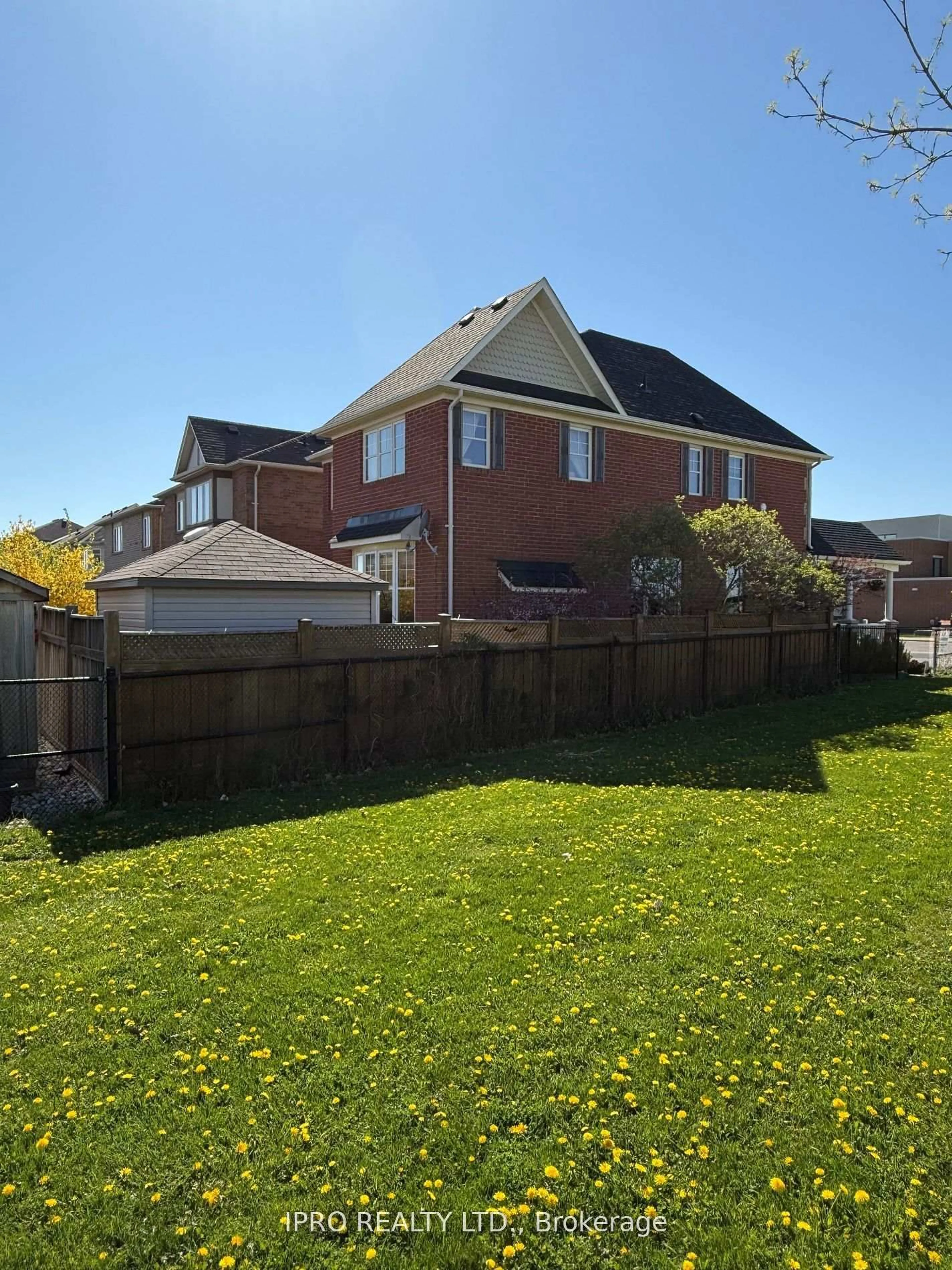 A pic from outside/outdoor area/front of a property/back of a property/a pic from drone, street for 730 Bolingbroke Dr, Milton Ontario L9T 6Z3