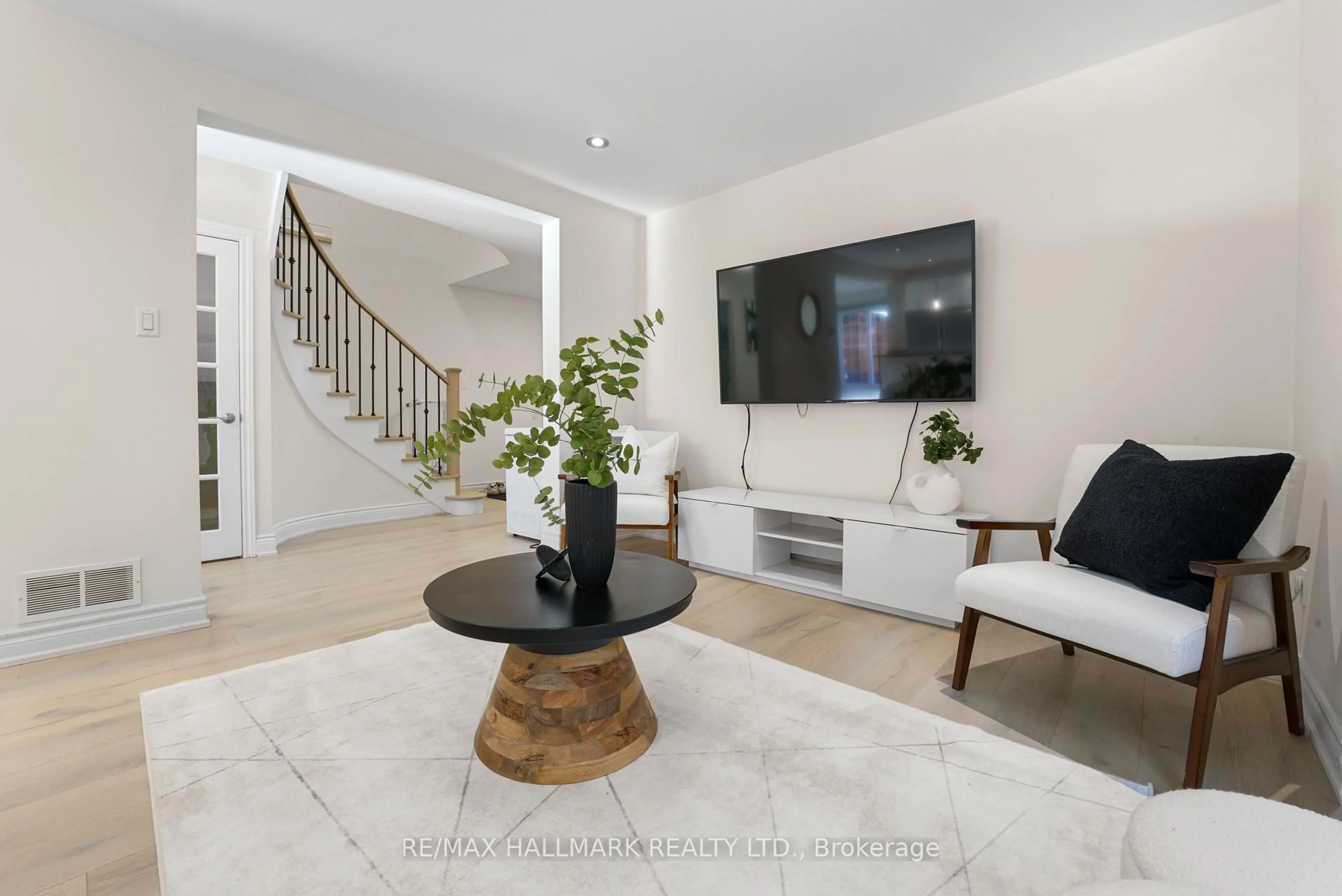 Living room with furniture, unknown for 3401 Aubrey Rd, Mississauga Ontario L5L 5E4