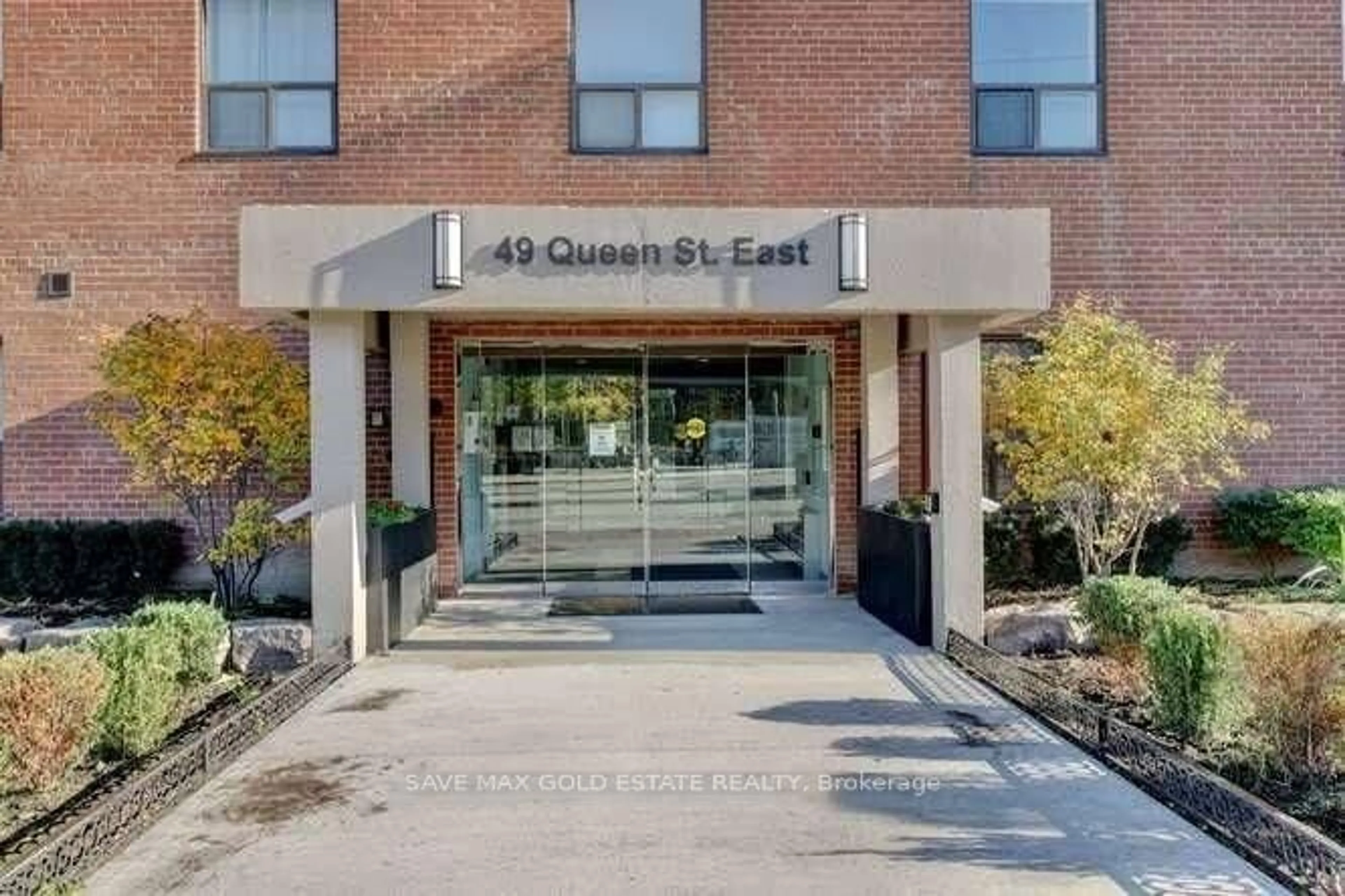 Indoor foyer for 49 Queen St #501, Mississauga Ontario L5G 4N6