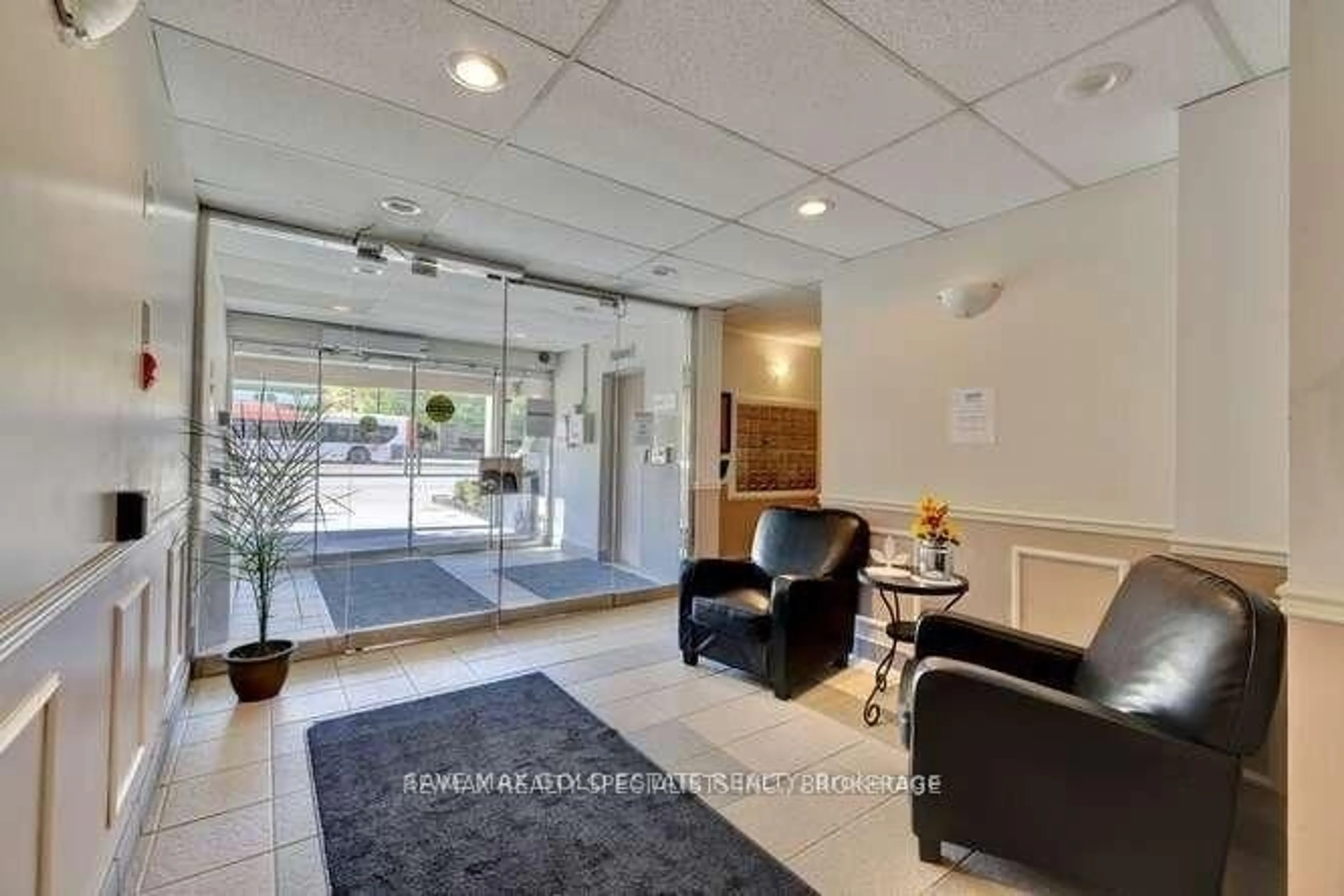 Indoor foyer for 49 Queen St #501, Mississauga Ontario L5G 4N6