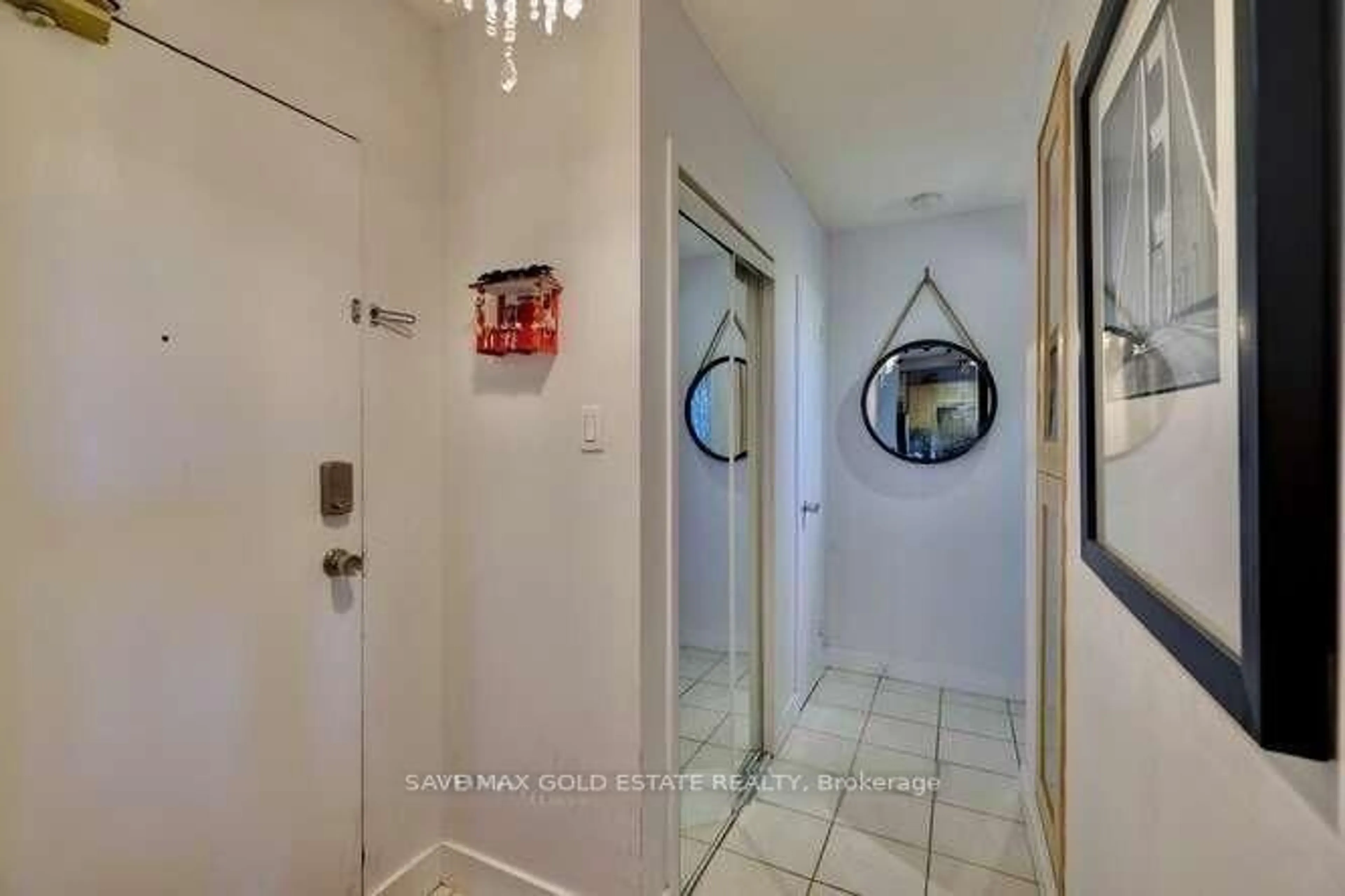 Indoor entryway for 49 Queen St #501, Mississauga Ontario L5G 4N6