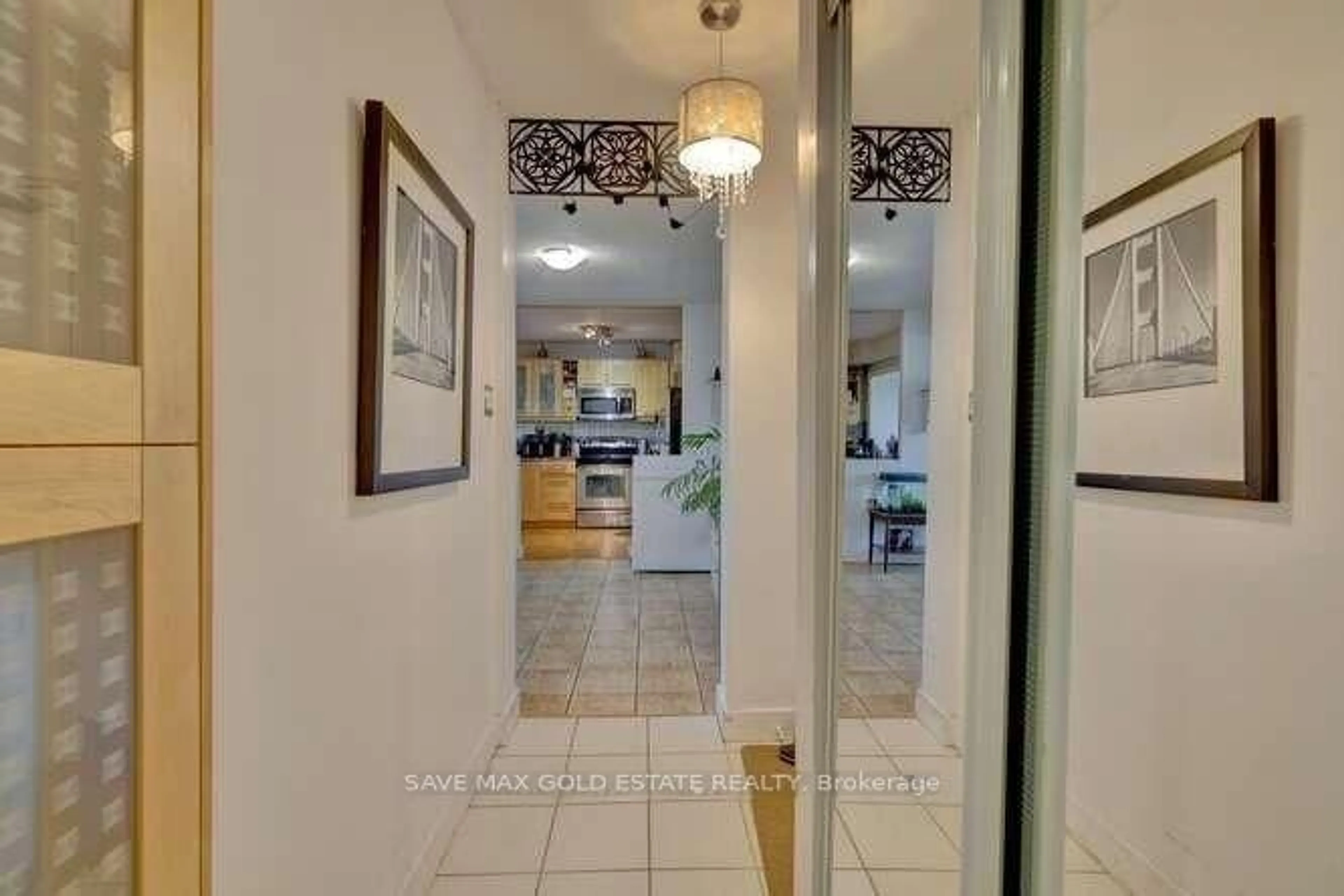 Indoor foyer for 49 Queen St #501, Mississauga Ontario L5G 4N6