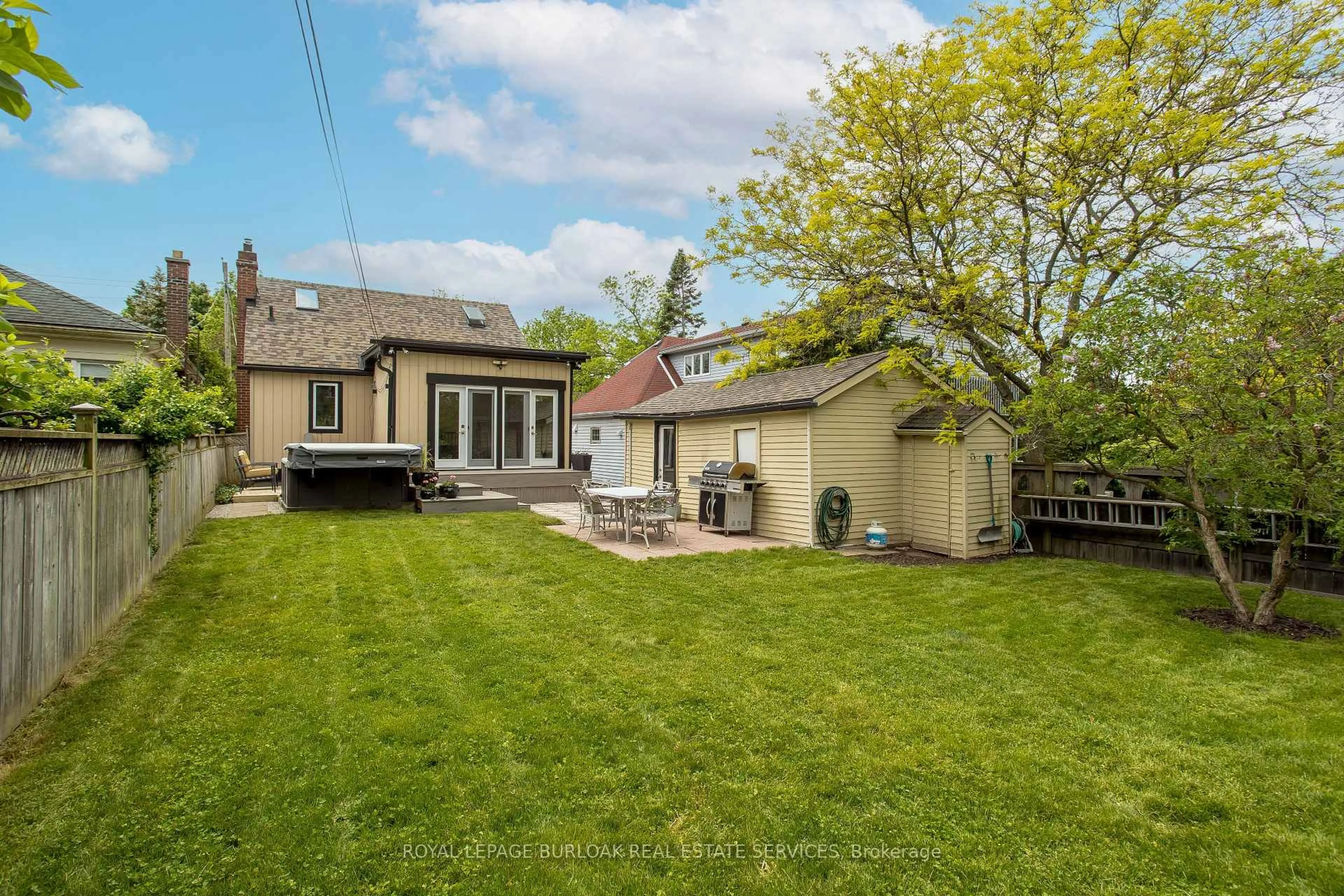 A pic from outside/outdoor area/front of a property/back of a property/a pic from drone, street for 1041 Plains View Ave, Burlington Ontario L7T 1V4
