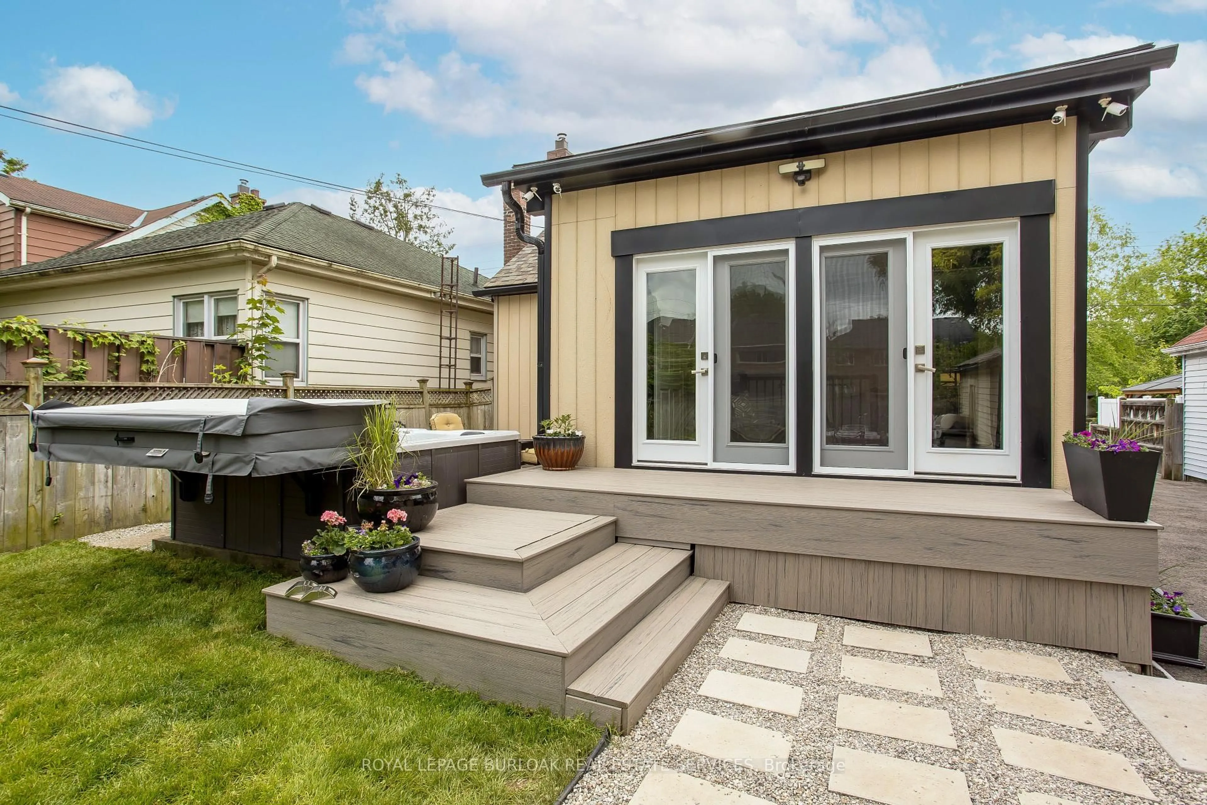 Unknown for 1041 Plains View Ave, Burlington Ontario L7T 1V4