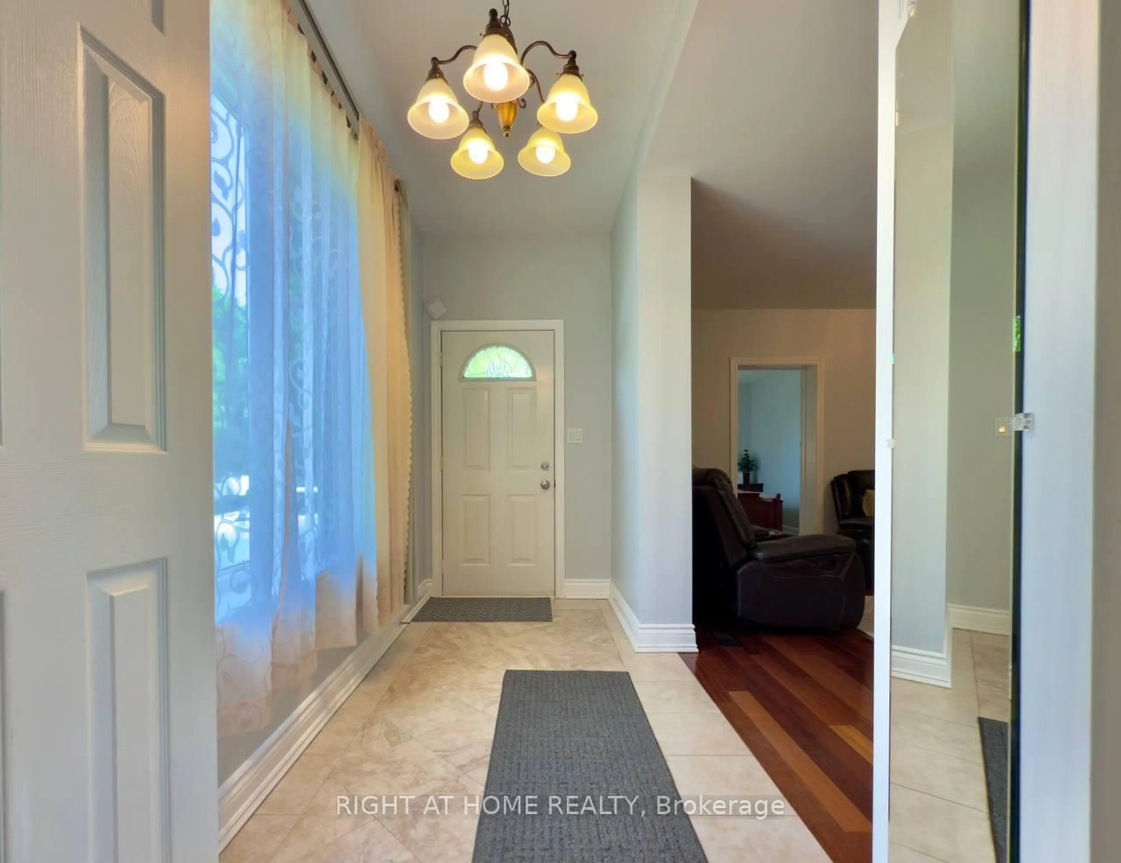 Indoor entryway for 25 Burlingame Rd, Toronto Ontario M8W 1Y7
