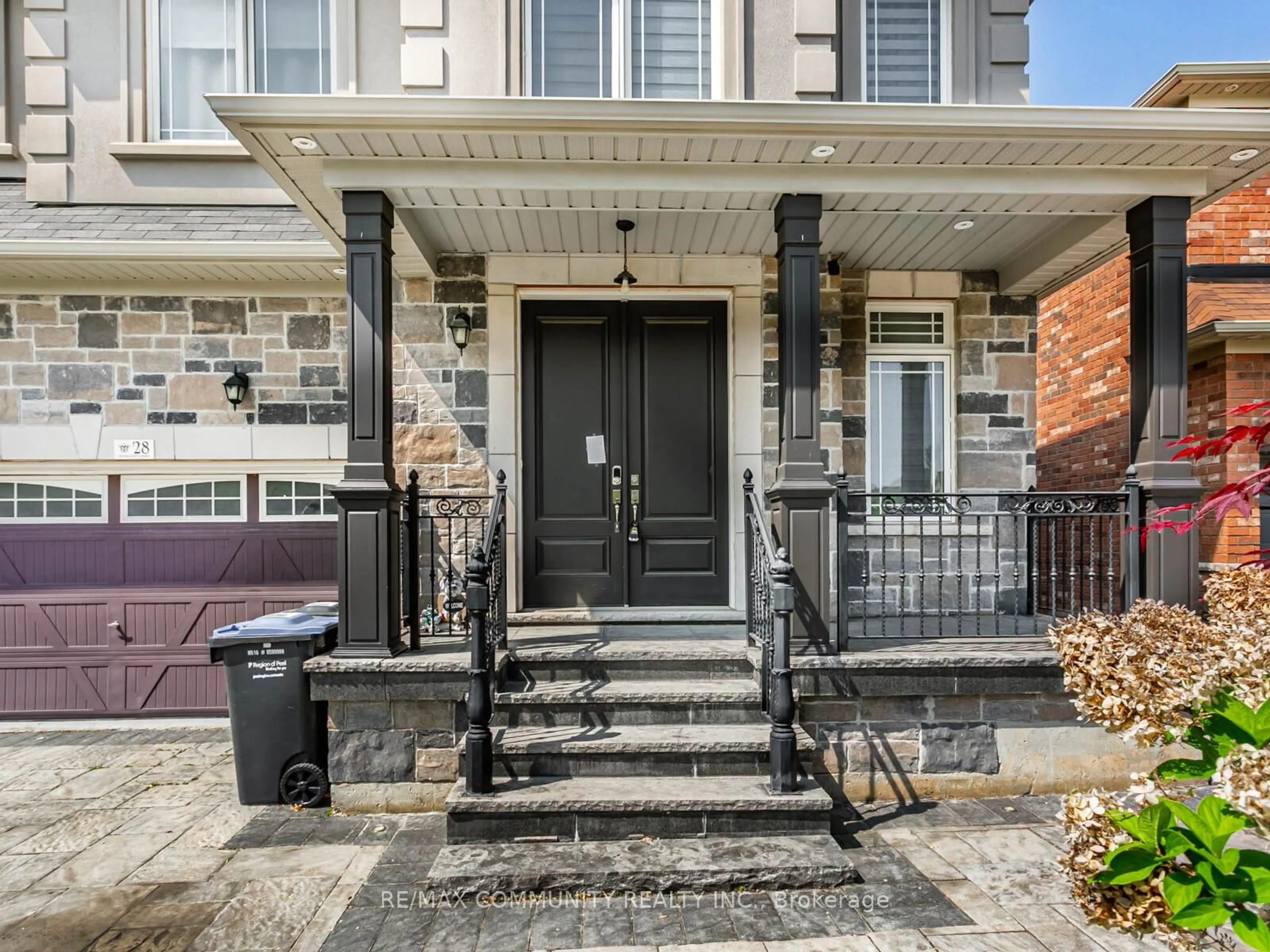 Indoor entryway for 28 Young Garden Cres, Brampton Ontario L6Y 6A4