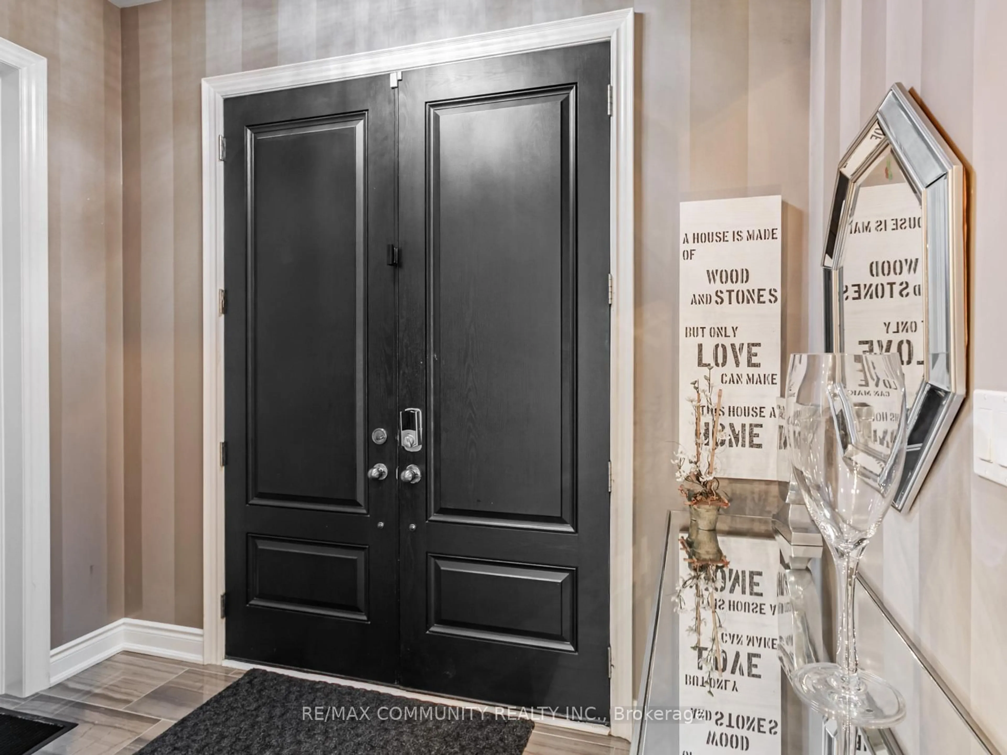 Indoor entryway for 28 Young Garden Cres, Brampton Ontario L6Y 6A4