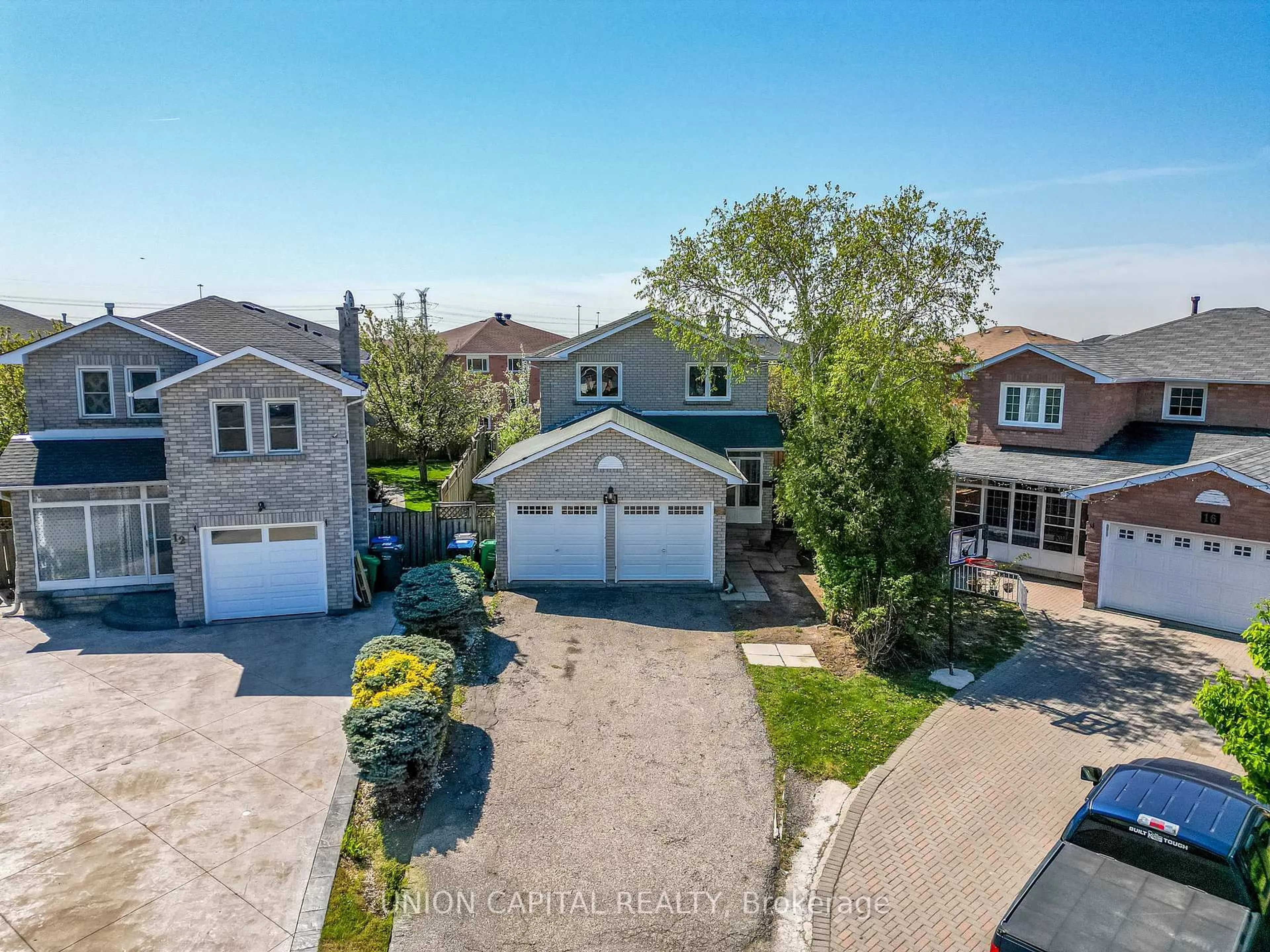 A pic from outside/outdoor area/front of a property/back of a property/a pic from drone, street for 14 Rodwell Crt, Brampton Ontario L6Y 4G7