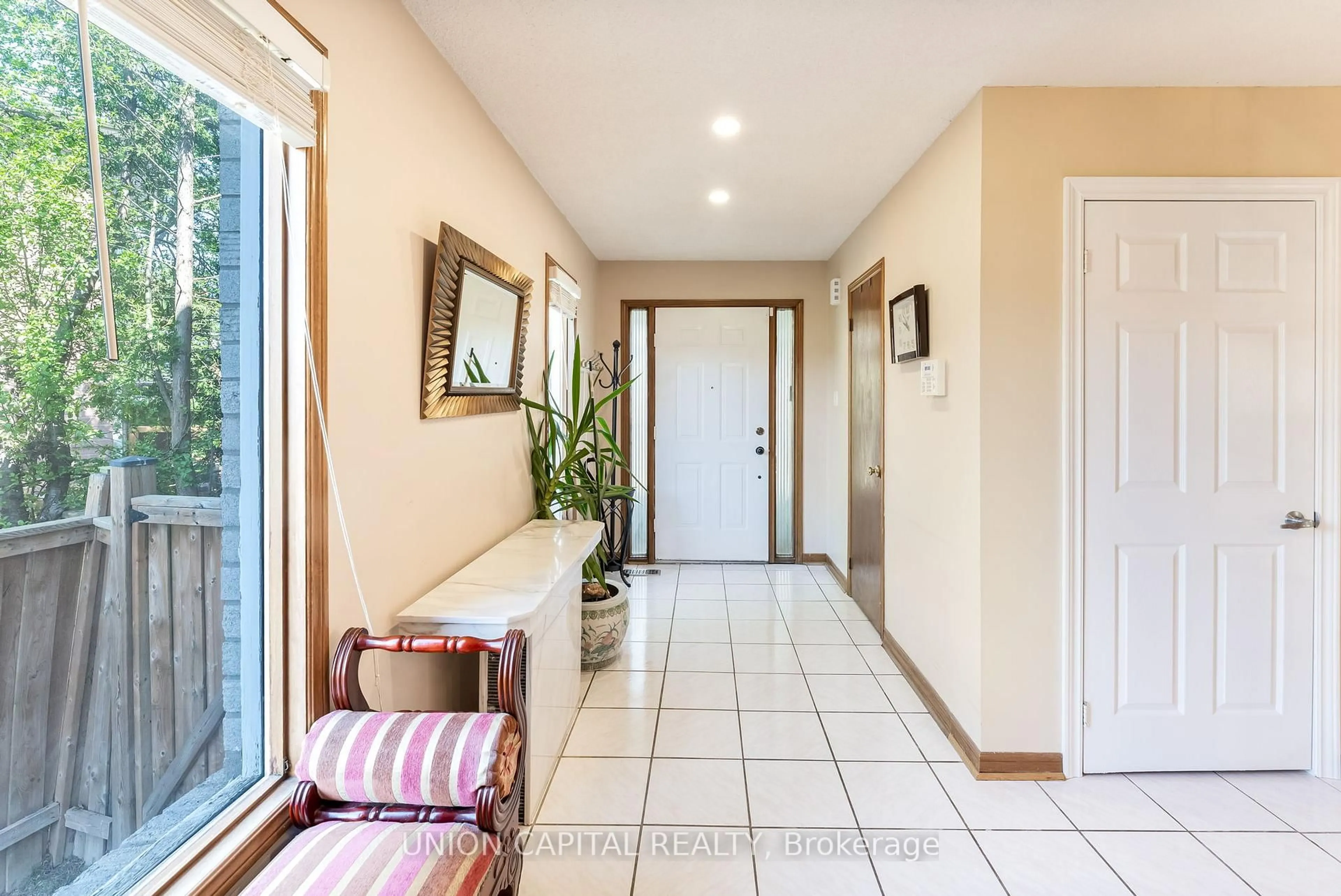 Indoor entryway for 14 Rodwell Crt, Brampton Ontario L6Y 4G7