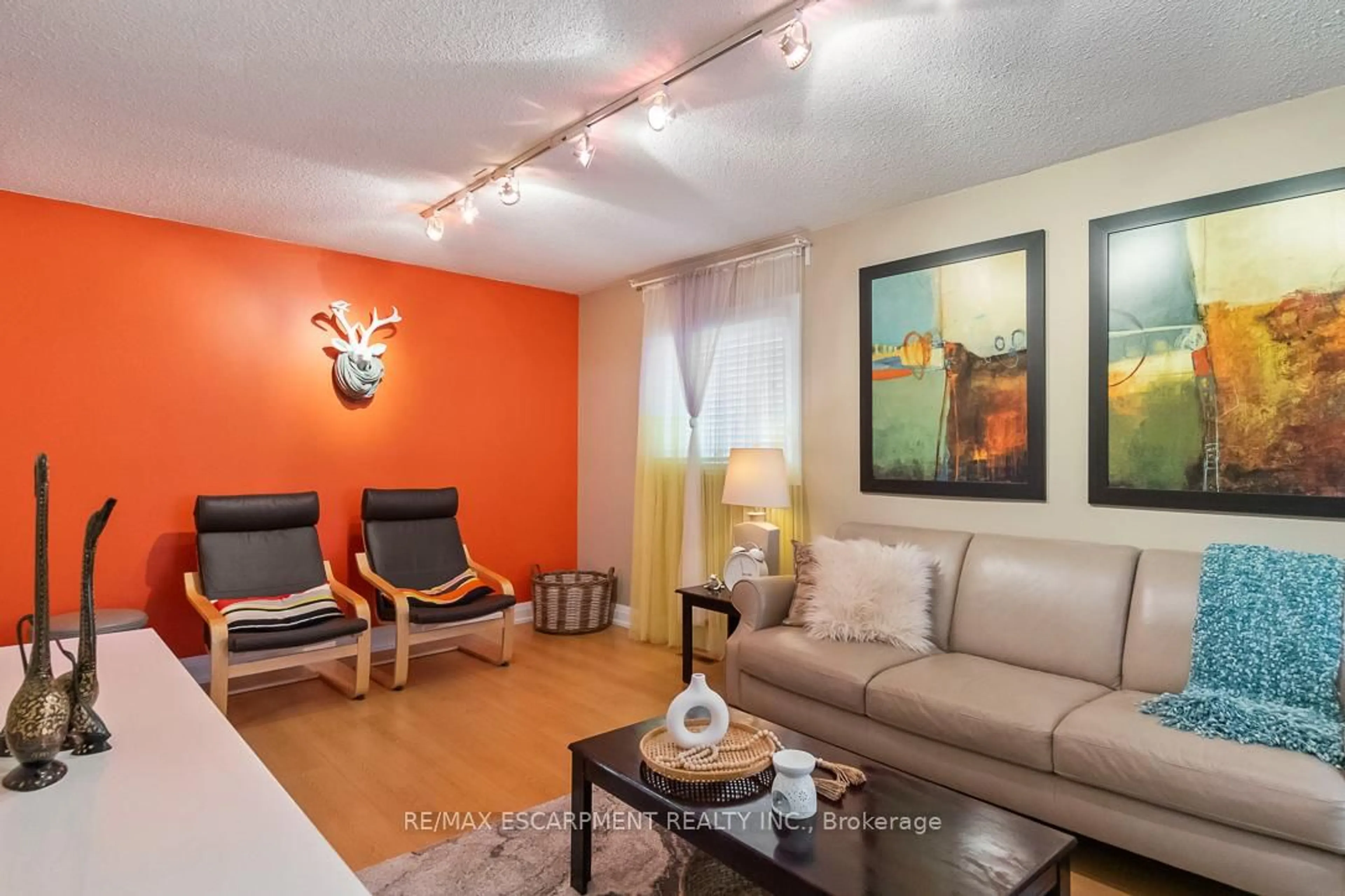 Living room with furniture, wood/laminate floor for 3541 Nutcracker Dr, Mississauga Ontario L5N 6G2