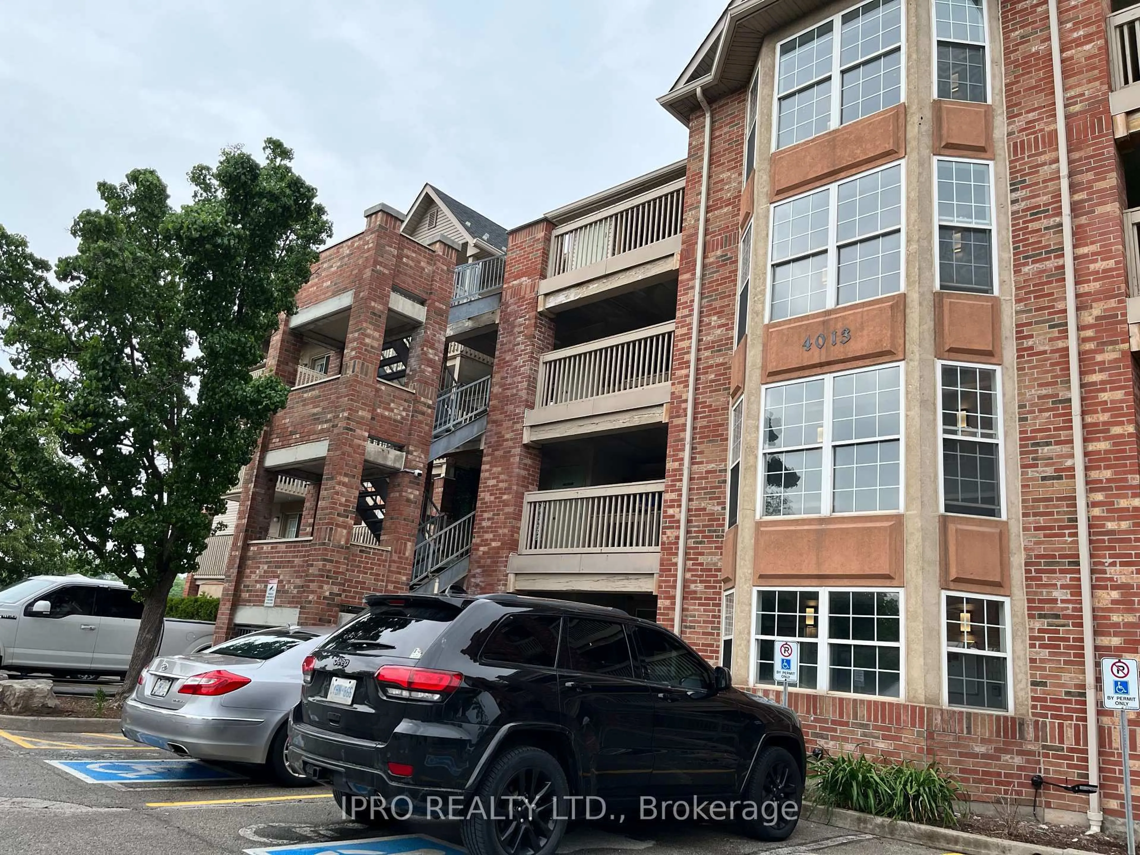 A pic from outside/outdoor area/front of a property/back of a property/a pic from drone, building for 4013 Kilmer Dr #112, Burlington Ontario L7M 4M3