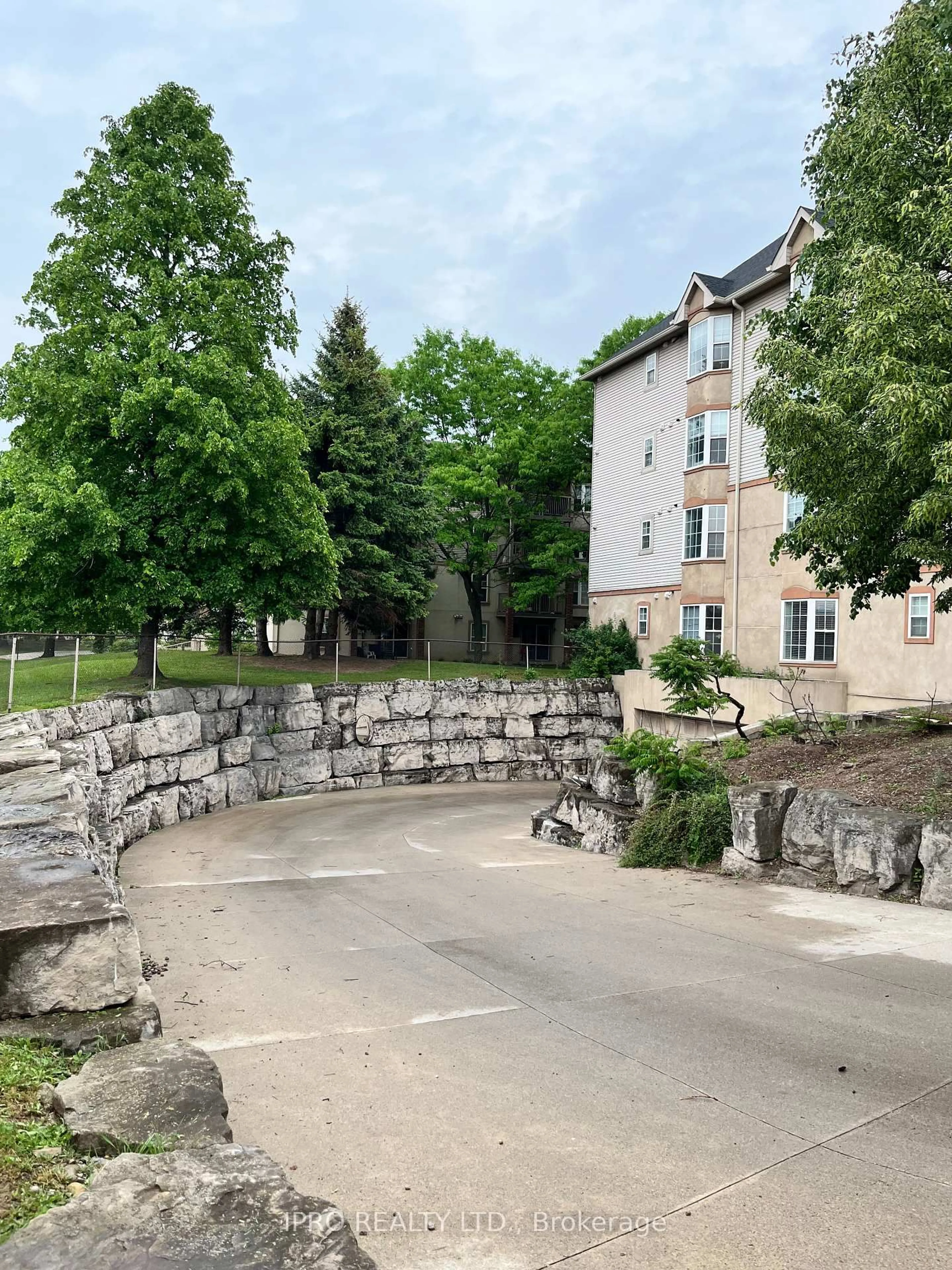 Patio, street for 4013 Kilmer Dr #112, Burlington Ontario L7M 4M3