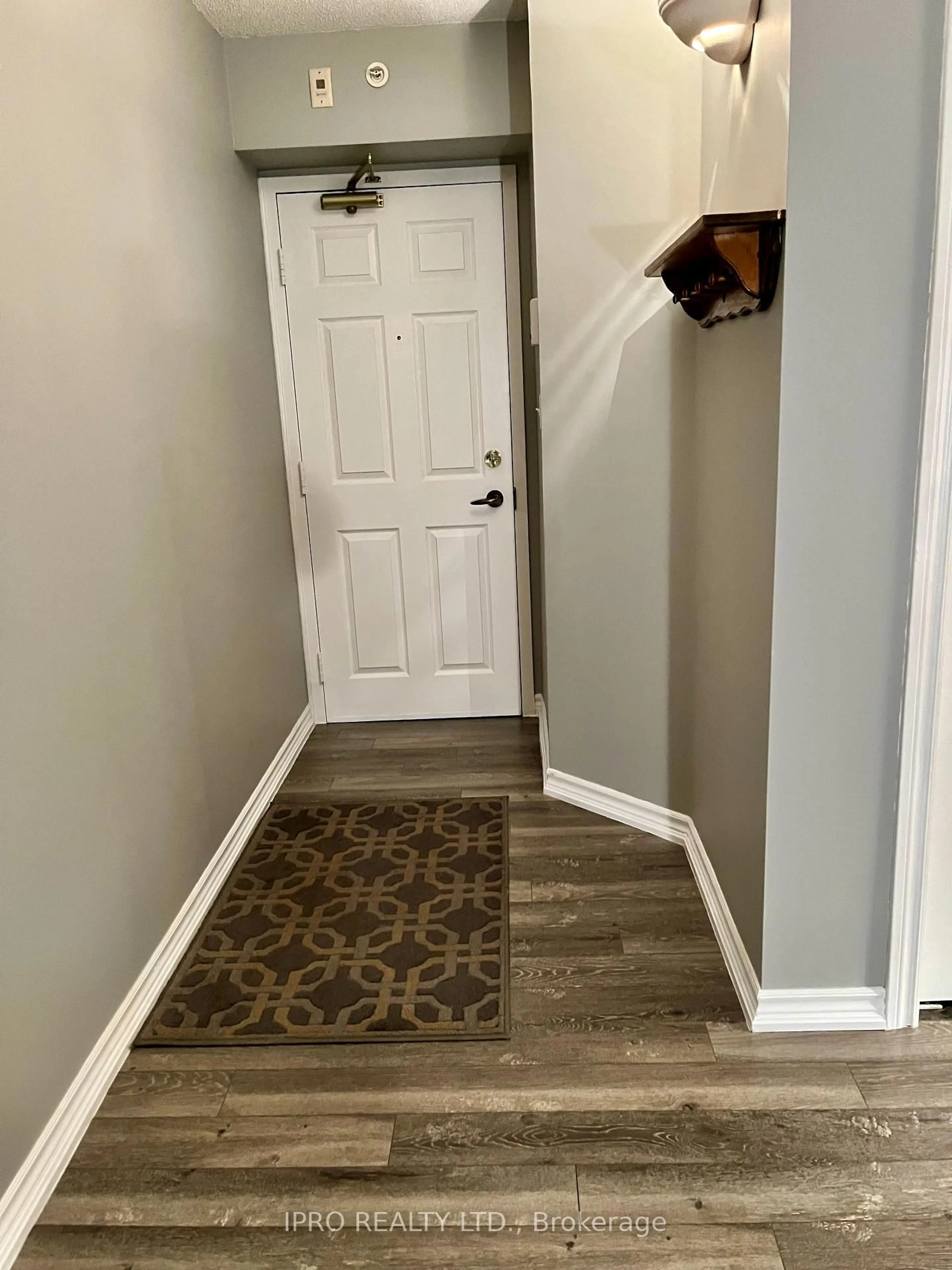 Indoor entryway for 4013 Kilmer Dr #112, Burlington Ontario L7M 4M3