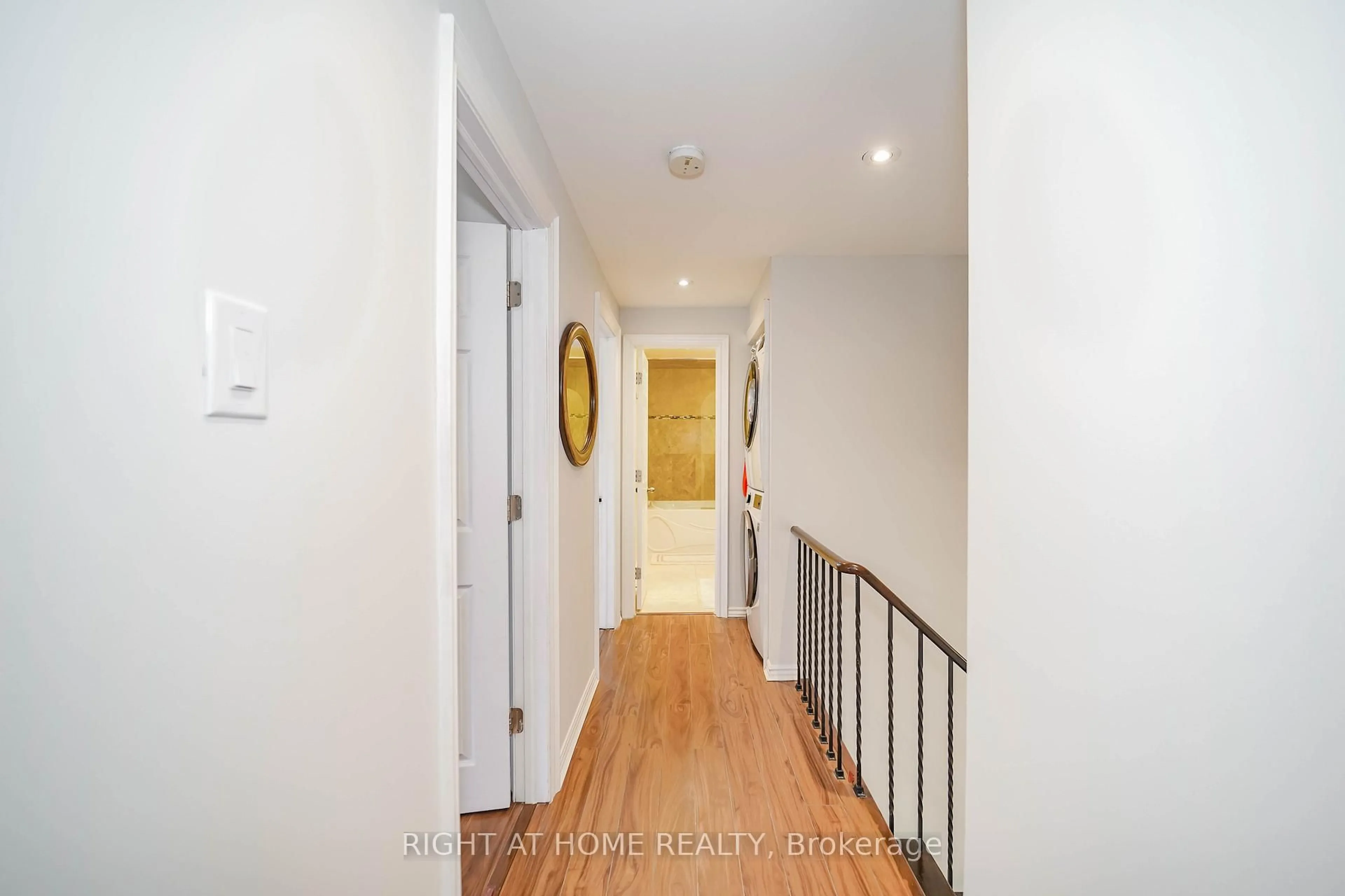 Indoor foyer for 2396 Homelands Dr, Mississauga Ontario L5K 1H2