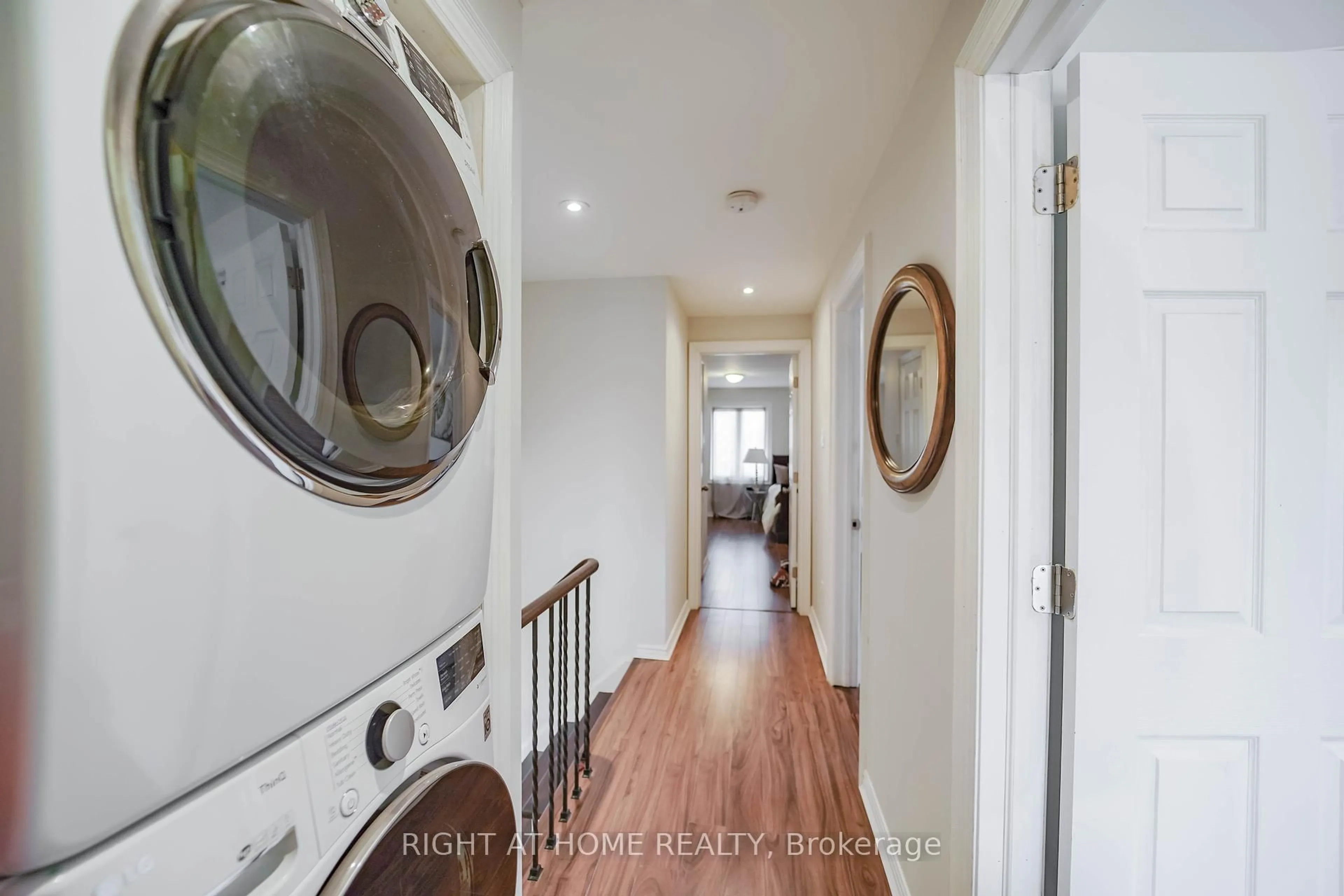 Indoor entryway for 2396 Homelands Dr, Mississauga Ontario L5K 1H2